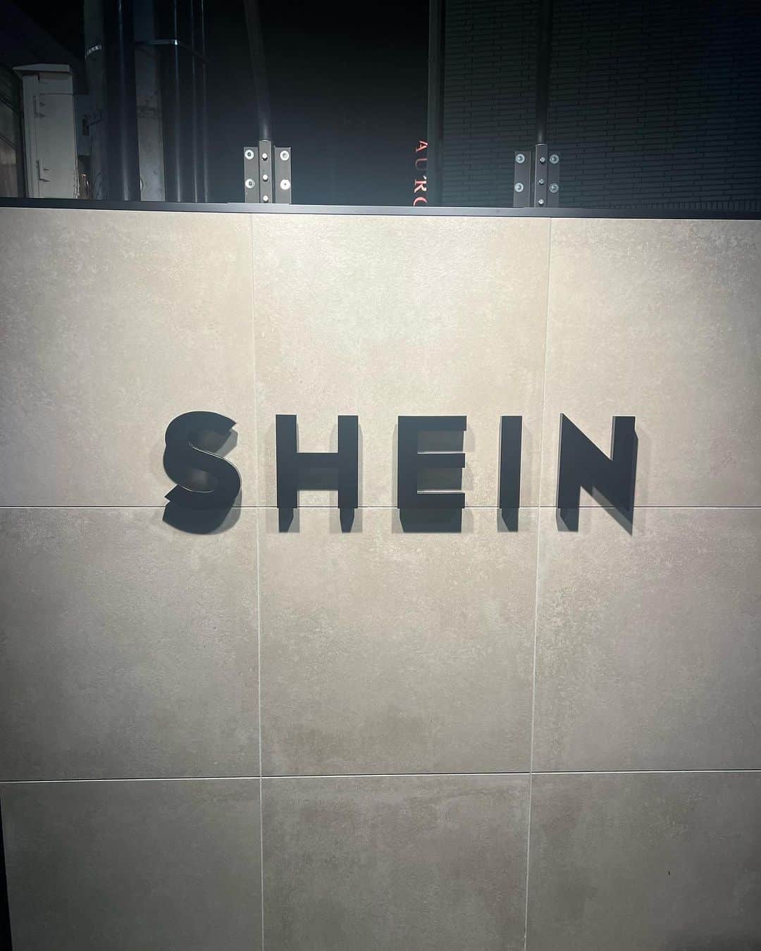 yuukachiさんのインスタグラム写真 - (yuukachiInstagram)「#sheintokyo 💄 ⁡ SHEIN TOKYOがオープンしたので行ってきたよ♡ 店内は2階まであって広々としてて、 fitting roomがとてもかわいかった♡ ⁡ SHEINは可愛いくて使いやすいしよく買い物します🛍 ⁡ クーポンコードもあるので使ってみてね🫶🏻 ⁡ @shein_japan  クーポンコード：SHEINTOKYOKOL 割引率：0〜5999円 15%オフ，6,000円以上20%オフ 利用可能期間：22/11/07~23/1/31 ⁡ #SHEINTOKYO #beSHEINmodels  #表参道 #表参道 #プチプラ#SHEIN」11月26日 23時20分 - yuuka_stagram