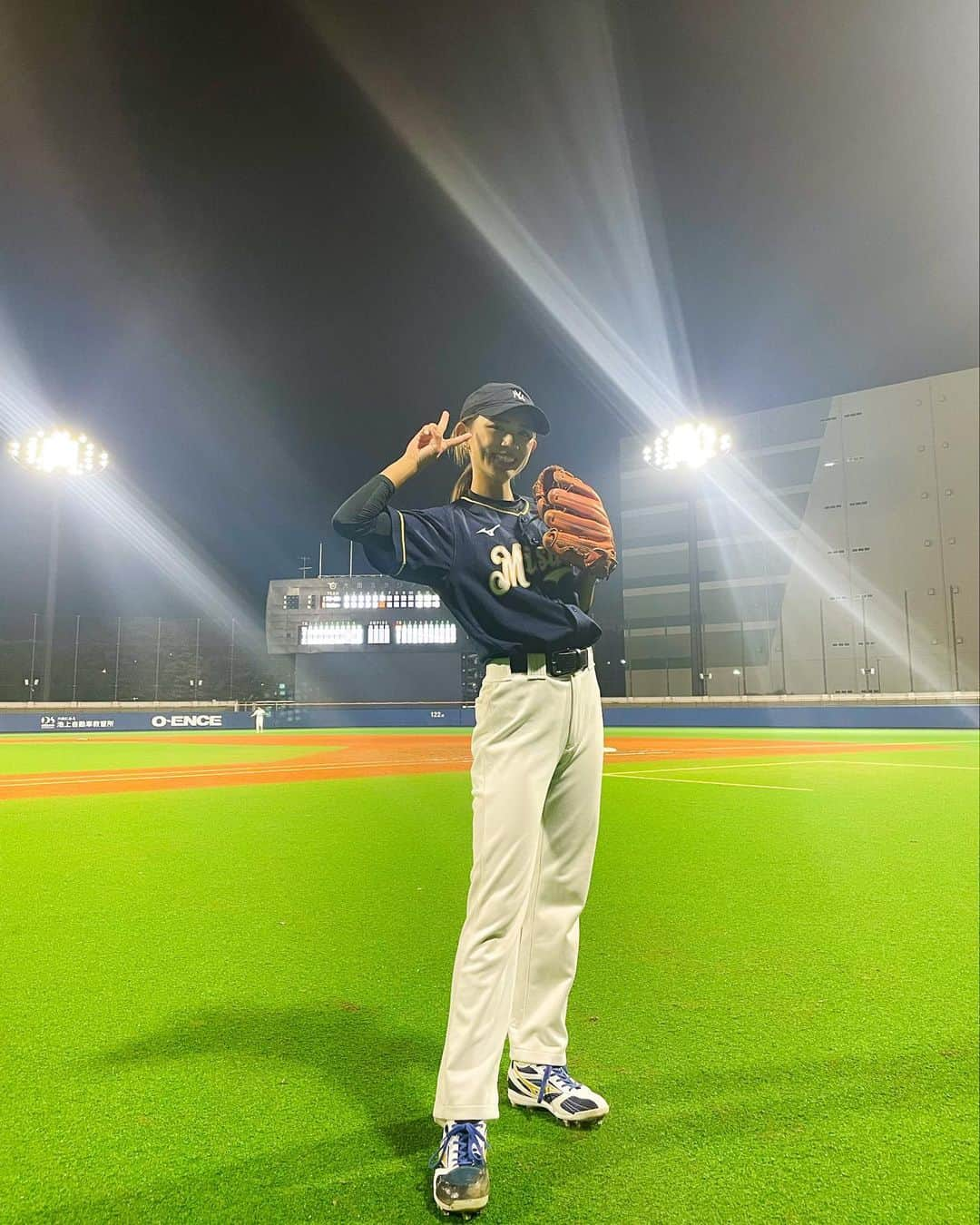 坪井ミサトさんのインスタグラム写真 - (坪井ミサトInstagram)「⚾️久々の野球投稿⚾️  今年最後の草野球は 大田スタジアムでした⚾️🏟 (久々のピッチャーに緊張気味。笑)  実は、2022年人生で1番"草野球"やりました！笑 やればやるほど楽しくて、 上手くなりたい欲が溢れてきます。  来年はもっと打って投げて チームに貢献できるように頑張ります💪🏽✨  大人になってまたこんなに 野球が出来ると思っていなかったのでビックリです😁 やっぱり野球が大好き🫶  チームの皆さんに感謝です🥹  #野球 #野球女子 #草野球 #baseball」11月26日 23時49分 - misato1030