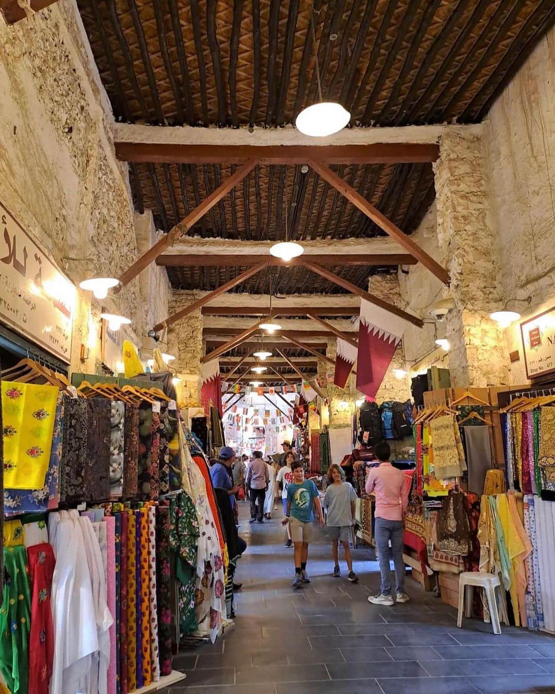 権田裕美さんのインスタグラム写真 - (権田裕美Instagram)「. カタールの首都ドーハの市街中心部にある 野外市場"スークワキーフ"に行ってきました🇶🇦✨  スークワキーフはアラビア語で、 「市場」を意味します♪ 市場には織物、香辛料、香水などが主に置いてありました♪  市場もですが、 現地料理も楽しむぞー！ と意気込んで向かいましたが、 どこも満席だったので断念してケンタッキーへ🥹 …息子にとっては何よりのご馳走だったかな🤭(笑)  スタバからの期待が妙に高まっていましたが、 KFCは普通でした(笑) . . . . . . . . . . . . . . . . . . .  #fifaworldcup#W杯#カタールW杯#サッカー日本代表#weltmeister#スタバ#世界のスタバ巡り#starbucks#starbuckscoffee#Qatar#ワールドカップ」11月27日 4時41分 - yumigonda