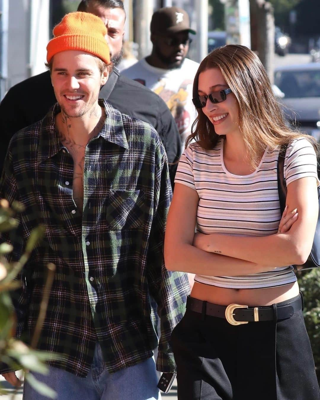 Just Jaredさんのインスタグラム写真 - (Just JaredInstagram)「Justin & Hailey Bieber share a laugh while stepping out for lunch. #JustinBieber #HaileyBieber Photos: Backgrid」11月27日 7時02分 - justjared