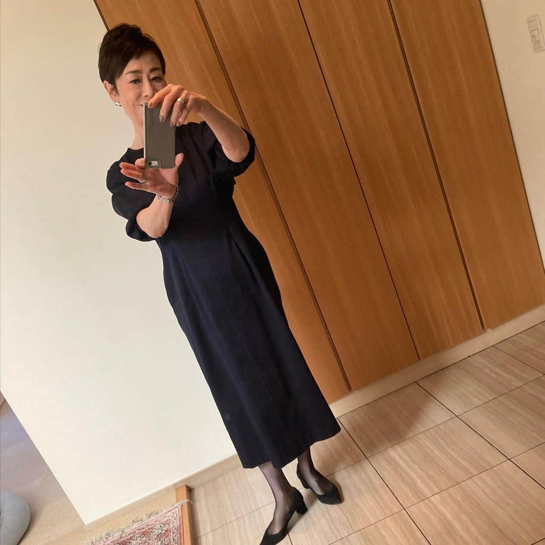 安藤優子さんのインスタグラム写真 - (安藤優子Instagram)「本日は丸亀へ‼️  お早うございます! 雲ひとつない秋晴れの東京です。  本日は丸亀へお邪魔いたします。  丸亀の市民講演会です。  シワにならないネイビーのワンピースにしました。  今週はほぼ全力疾走（笑）の日々でした。  リンは本日は家人とクレーマークレーマー留守番。  うんとべったりしてください（笑）  一応風がまだ冷たいので、ネイビーのコートを。#マジソンブルー です。  バッグには替えのパンプスや本、本日はオレンジの#バーキン35 です。  本日もトンボ帰りですが、行ってきます‼️  みなさまにとって本日も心晴れ晴れな一日になりますように‼️  本日もよろしくお願い致します。  #フレンチブルドッグ  #安藤優子」11月27日 8時17分 - yukoando0203