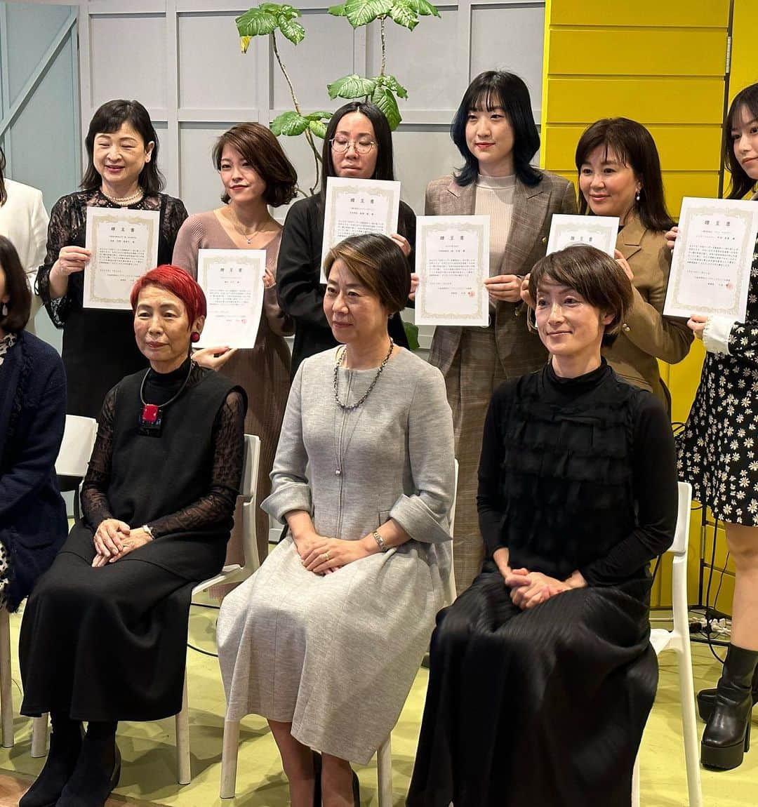 長野智子さんのインスタグラム写真 - (長野智子Instagram)「東京大学の上野千鶴子先生と。  「波風を立て、わきまえない上野です」凛とされとても素敵な方でした。  トークセッションでは浜田敬子さん、津田大介さんと。  #女性リーダー支援基金　2022受賞者の皆さま、おめでとうございます❣️ がんばってください。  #パブリックリソース財団 ツーピースは #hanaemori #almaenrose」11月27日 8時25分 - naganotomoko