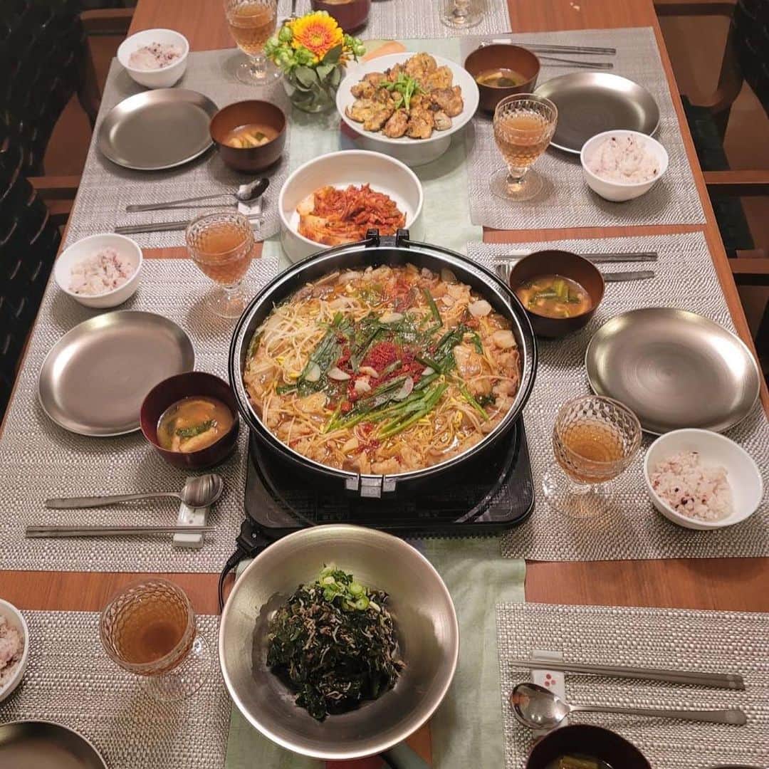 田中律子さんのインスタグラム写真 - (田中律子Instagram)「今年2月にやったお味噌作りー✨ そして、10ヶ月大事に育てて、出来上がりましたー❤️  ポンデミキッチン　@pomedemikitchen  お友達と通ってるお料理教室で、初めてのお味噌作り❗️  エミ先生　@emiringo888 のお料理はオーガニックで無添加、身体がよろこぶお料理ばかり🧡😊  今回のお味噌作りは、ひよこ豆のお味噌✨茹でたひよこ豆を固まりが残らなくなるまで潰して、米麹とお塩を握って合わせて、ひよこ豆と合わせていきます🤲✊🙌👊自分の手のひらの常在菌で発酵や味も変わるし、家にある菌でも味が変わる😳愛情こめて潰して握ってこねて丸めて、ホーローストッカーにつめました✨ここから、10ヶ月🙌🏼  そしてー、やっとやっとー、完成しましたーーーー👏🏼👏🏼👏🏼 とっても香りが良くて、甘さもあって美味しい❤️大事に食べないとあっという間になくなりそーーー😂1月はキムチ作りだし、手作り発酵食で腸からキレイに✨  エミ先生、いつもありがとう🤩 来年もお味噌作りやるぞー✊🏼  #お味噌作り #ひよこ豆お味噌 #pomedemikitchen  #月一の楽しみ #私たちは食べたもので出来ている #愛情たっぷり #手作り」11月27日 9時32分 - ri2kotanaka