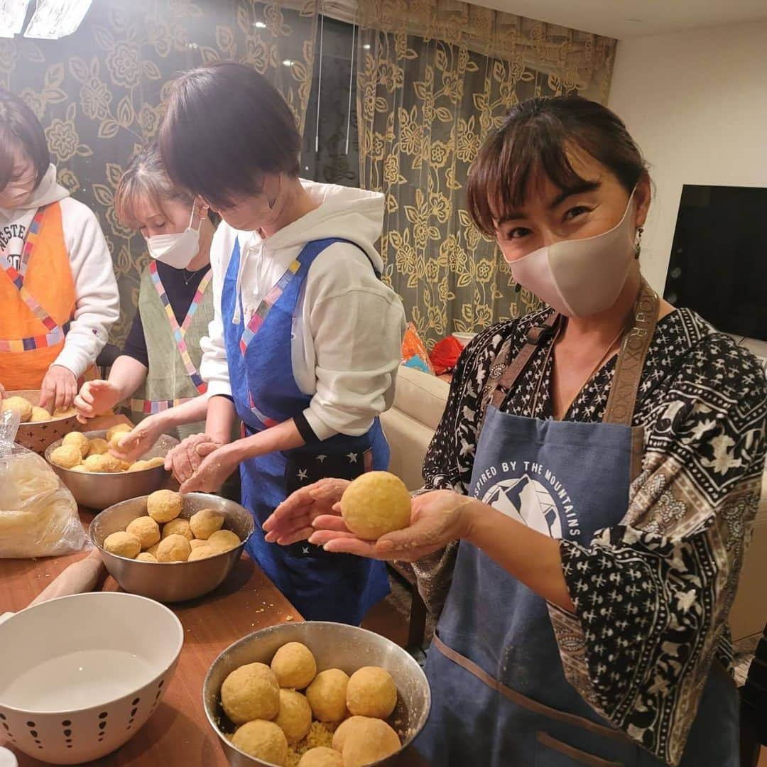 田中律子さんのインスタグラム写真 - (田中律子Instagram)「今年2月にやったお味噌作りー✨ そして、10ヶ月大事に育てて、出来上がりましたー❤️  ポンデミキッチン　@pomedemikitchen  お友達と通ってるお料理教室で、初めてのお味噌作り❗️  エミ先生　@emiringo888 のお料理はオーガニックで無添加、身体がよろこぶお料理ばかり🧡😊  今回のお味噌作りは、ひよこ豆のお味噌✨茹でたひよこ豆を固まりが残らなくなるまで潰して、米麹とお塩を握って合わせて、ひよこ豆と合わせていきます🤲✊🙌👊自分の手のひらの常在菌で発酵や味も変わるし、家にある菌でも味が変わる😳愛情こめて潰して握ってこねて丸めて、ホーローストッカーにつめました✨ここから、10ヶ月🙌🏼  そしてー、やっとやっとー、完成しましたーーーー👏🏼👏🏼👏🏼 とっても香りが良くて、甘さもあって美味しい❤️大事に食べないとあっという間になくなりそーーー😂1月はキムチ作りだし、手作り発酵食で腸からキレイに✨  エミ先生、いつもありがとう🤩 来年もお味噌作りやるぞー✊🏼  #お味噌作り #ひよこ豆お味噌 #pomedemikitchen  #月一の楽しみ #私たちは食べたもので出来ている #愛情たっぷり #手作り」11月27日 9時32分 - ri2kotanaka