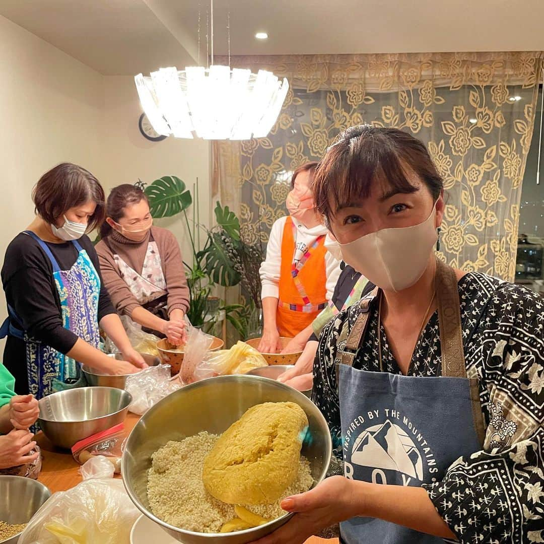 田中律子さんのインスタグラム写真 - (田中律子Instagram)「今年2月にやったお味噌作りー✨ そして、10ヶ月大事に育てて、出来上がりましたー❤️  ポンデミキッチン　@pomedemikitchen  お友達と通ってるお料理教室で、初めてのお味噌作り❗️  エミ先生　@emiringo888 のお料理はオーガニックで無添加、身体がよろこぶお料理ばかり🧡😊  今回のお味噌作りは、ひよこ豆のお味噌✨茹でたひよこ豆を固まりが残らなくなるまで潰して、米麹とお塩を握って合わせて、ひよこ豆と合わせていきます🤲✊🙌👊自分の手のひらの常在菌で発酵や味も変わるし、家にある菌でも味が変わる😳愛情こめて潰して握ってこねて丸めて、ホーローストッカーにつめました✨ここから、10ヶ月🙌🏼  そしてー、やっとやっとー、完成しましたーーーー👏🏼👏🏼👏🏼 とっても香りが良くて、甘さもあって美味しい❤️大事に食べないとあっという間になくなりそーーー😂1月はキムチ作りだし、手作り発酵食で腸からキレイに✨  エミ先生、いつもありがとう🤩 来年もお味噌作りやるぞー✊🏼  #お味噌作り #ひよこ豆お味噌 #pomedemikitchen  #月一の楽しみ #私たちは食べたもので出来ている #愛情たっぷり #手作り」11月27日 9時32分 - ri2kotanaka