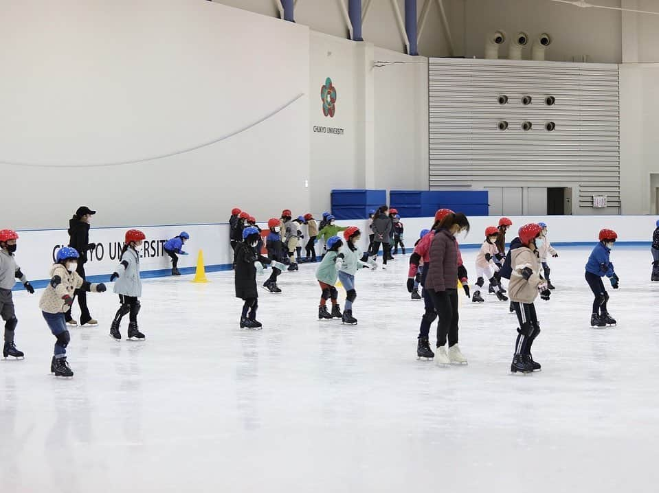 安藤美姫さんのインスタグラム写真 - (安藤美姫Instagram)「⛸️CHUKYO University skating event for Umemura Gakuen 100th anniversary⛸️  先日  ⛸️中京大学子どもスポーツフェスタ⛸️ 【梅村学園創立100年記念】のスケート教室イベントに講師として参加させて頂きました！ スケート経験の少ない初心者の小学生の子供達向けのスケート教室で 本当に沢山の子供達が参加してくれました✨✨✨⛸️ 初めはフェンスから離れられなかった子も最後にはしっかり滑れるようになっていたり 後ろ向きで滑れるようになった子もいたりとみんなの成長が嬉しい時間になりました😌😌😌  時間をくださったご家族の皆様 そしてこんな素敵な機会を下さった中京大学関係者の皆様 何より手伝ってくれたスケーターのみんな 本当にありがとうございました💕💕💕  #中京大学 #中京大学子どもスポーツフェスタ #梅村学園創立100周年記念事業  #安藤美姫 #mikiando  #笠掛梨乃　選手 #浦松千聖　選手 #植杉梨南　選手 #金澤茉由　選手 #谷口美菜　さん」11月27日 12時14分 - miki_m_ando0403