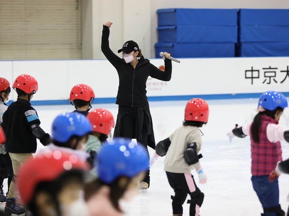 安藤美姫さんのインスタグラム写真 - (安藤美姫Instagram)「⛸️CHUKYO University skating event for Umemura Gakuen 100th anniversary⛸️  先日  ⛸️中京大学子どもスポーツフェスタ⛸️ 【梅村学園創立100年記念】のスケート教室イベントに講師として参加させて頂きました！ スケート経験の少ない初心者の小学生の子供達向けのスケート教室で 本当に沢山の子供達が参加してくれました✨✨✨⛸️ 初めはフェンスから離れられなかった子も最後にはしっかり滑れるようになっていたり 後ろ向きで滑れるようになった子もいたりとみんなの成長が嬉しい時間になりました😌😌😌  時間をくださったご家族の皆様 そしてこんな素敵な機会を下さった中京大学関係者の皆様 何より手伝ってくれたスケーターのみんな 本当にありがとうございました💕💕💕  #中京大学 #中京大学子どもスポーツフェスタ #梅村学園創立100周年記念事業  #安藤美姫 #mikiando  #笠掛梨乃　選手 #浦松千聖　選手 #植杉梨南　選手 #金澤茉由　選手 #谷口美菜　さん」11月27日 12時14分 - miki_m_ando0403