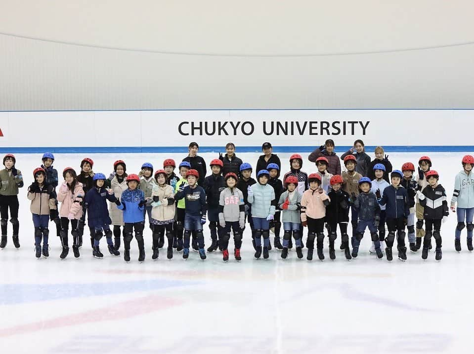 安藤美姫さんのインスタグラム写真 - (安藤美姫Instagram)「⛸️CHUKYO University skating event for Umemura Gakuen 100th anniversary⛸️  先日  ⛸️中京大学子どもスポーツフェスタ⛸️ 【梅村学園創立100年記念】のスケート教室イベントに講師として参加させて頂きました！ スケート経験の少ない初心者の小学生の子供達向けのスケート教室で 本当に沢山の子供達が参加してくれました✨✨✨⛸️ 初めはフェンスから離れられなかった子も最後にはしっかり滑れるようになっていたり 後ろ向きで滑れるようになった子もいたりとみんなの成長が嬉しい時間になりました😌😌😌  時間をくださったご家族の皆様 そしてこんな素敵な機会を下さった中京大学関係者の皆様 何より手伝ってくれたスケーターのみんな 本当にありがとうございました💕💕💕  #中京大学 #中京大学子どもスポーツフェスタ #梅村学園創立100周年記念事業  #安藤美姫 #mikiando  #笠掛梨乃　選手 #浦松千聖　選手 #植杉梨南　選手 #金澤茉由　選手 #谷口美菜　さん」11月27日 12時14分 - miki_m_ando0403