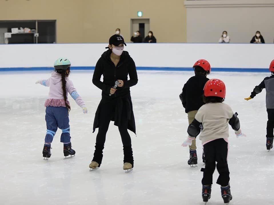 安藤美姫さんのインスタグラム写真 - (安藤美姫Instagram)「⛸️CHUKYO University skating event for Umemura Gakuen 100th anniversary⛸️  先日  ⛸️中京大学子どもスポーツフェスタ⛸️ 【梅村学園創立100年記念】のスケート教室イベントに講師として参加させて頂きました！ スケート経験の少ない初心者の小学生の子供達向けのスケート教室で 本当に沢山の子供達が参加してくれました✨✨✨⛸️ 初めはフェンスから離れられなかった子も最後にはしっかり滑れるようになっていたり 後ろ向きで滑れるようになった子もいたりとみんなの成長が嬉しい時間になりました😌😌😌  時間をくださったご家族の皆様 そしてこんな素敵な機会を下さった中京大学関係者の皆様 何より手伝ってくれたスケーターのみんな 本当にありがとうございました💕💕💕  #中京大学 #中京大学子どもスポーツフェスタ #梅村学園創立100周年記念事業  #安藤美姫 #mikiando  #笠掛梨乃　選手 #浦松千聖　選手 #植杉梨南　選手 #金澤茉由　選手 #谷口美菜　さん」11月27日 12時14分 - miki_m_ando0403