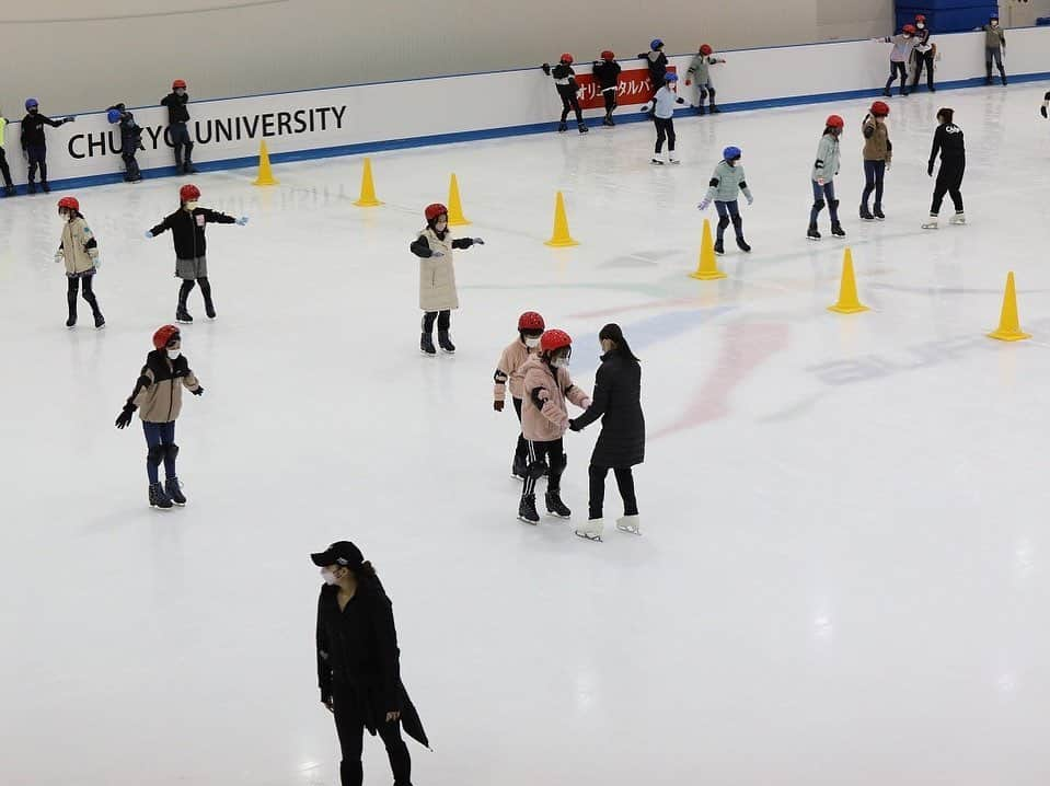 安藤美姫さんのインスタグラム写真 - (安藤美姫Instagram)「⛸️CHUKYO University skating event for Umemura Gakuen 100th anniversary⛸️  先日  ⛸️中京大学子どもスポーツフェスタ⛸️ 【梅村学園創立100年記念】のスケート教室イベントに講師として参加させて頂きました！ スケート経験の少ない初心者の小学生の子供達向けのスケート教室で 本当に沢山の子供達が参加してくれました✨✨✨⛸️ 初めはフェンスから離れられなかった子も最後にはしっかり滑れるようになっていたり 後ろ向きで滑れるようになった子もいたりとみんなの成長が嬉しい時間になりました😌😌😌  時間をくださったご家族の皆様 そしてこんな素敵な機会を下さった中京大学関係者の皆様 何より手伝ってくれたスケーターのみんな 本当にありがとうございました💕💕💕  #中京大学 #中京大学子どもスポーツフェスタ #梅村学園創立100周年記念事業  #安藤美姫 #mikiando  #笠掛梨乃　選手 #浦松千聖　選手 #植杉梨南　選手 #金澤茉由　選手 #谷口美菜　さん」11月27日 12時14分 - miki_m_ando0403