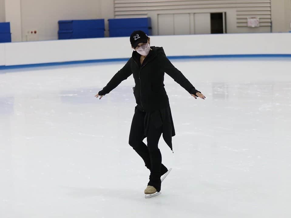 安藤美姫さんのインスタグラム写真 - (安藤美姫Instagram)「⛸️CHUKYO University skating event for Umemura Gakuen 100th anniversary⛸️  先日  ⛸️中京大学子どもスポーツフェスタ⛸️ 【梅村学園創立100年記念】のスケート教室イベントに講師として参加させて頂きました！ スケート経験の少ない初心者の小学生の子供達向けのスケート教室で 本当に沢山の子供達が参加してくれました✨✨✨⛸️ 初めはフェンスから離れられなかった子も最後にはしっかり滑れるようになっていたり 後ろ向きで滑れるようになった子もいたりとみんなの成長が嬉しい時間になりました😌😌😌  時間をくださったご家族の皆様 そしてこんな素敵な機会を下さった中京大学関係者の皆様 何より手伝ってくれたスケーターのみんな 本当にありがとうございました💕💕💕  #中京大学 #中京大学子どもスポーツフェスタ #梅村学園創立100周年記念事業  #安藤美姫 #mikiando  #笠掛梨乃　選手 #浦松千聖　選手 #植杉梨南　選手 #金澤茉由　選手 #谷口美菜　さん」11月27日 12時14分 - miki_m_ando0403