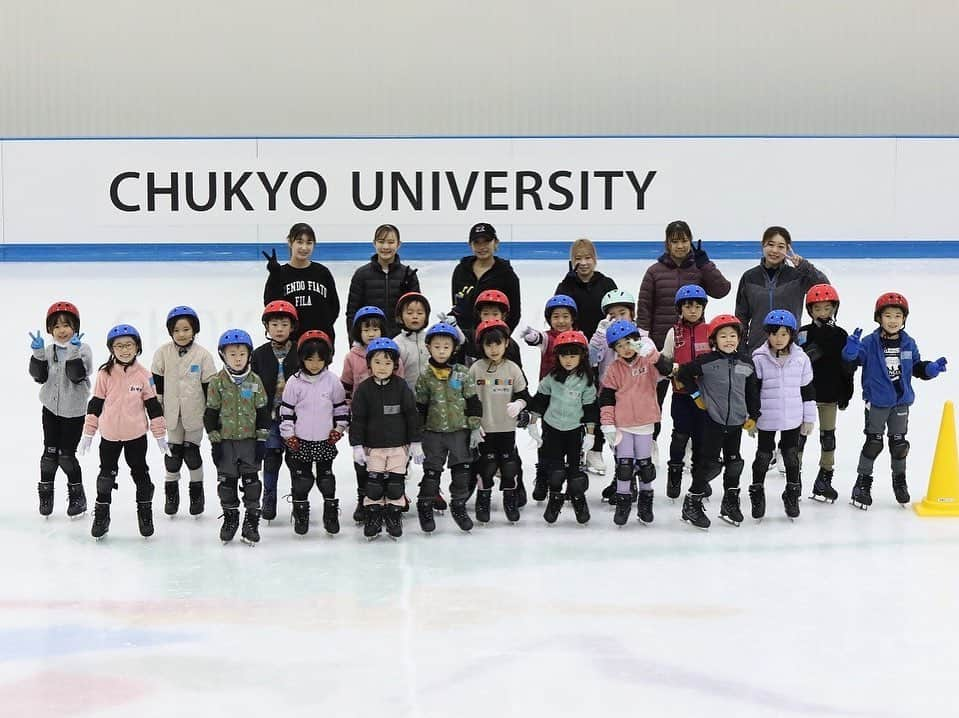 安藤美姫さんのインスタグラム写真 - (安藤美姫Instagram)「⛸️CHUKYO University skating event for Umemura Gakuen 100th anniversary⛸️  先日  ⛸️中京大学子どもスポーツフェスタ⛸️ 【梅村学園創立100年記念】のスケート教室イベントに講師として参加させて頂きました！ スケート経験の少ない初心者の小学生の子供達向けのスケート教室で 本当に沢山の子供達が参加してくれました✨✨✨⛸️ 初めはフェンスから離れられなかった子も最後にはしっかり滑れるようになっていたり 後ろ向きで滑れるようになった子もいたりとみんなの成長が嬉しい時間になりました😌😌😌  時間をくださったご家族の皆様 そしてこんな素敵な機会を下さった中京大学関係者の皆様 何より手伝ってくれたスケーターのみんな 本当にありがとうございました💕💕💕  #中京大学 #中京大学子どもスポーツフェスタ #梅村学園創立100周年記念事業  #安藤美姫 #mikiando  #笠掛梨乃　選手 #浦松千聖　選手 #植杉梨南　選手 #金澤茉由　選手 #谷口美菜　さん」11月27日 12時14分 - miki_m_ando0403