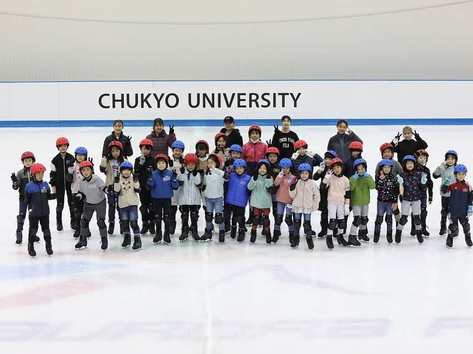 安藤美姫さんのインスタグラム写真 - (安藤美姫Instagram)「⛸️CHUKYO University skating event for Umemura Gakuen 100th anniversary⛸️  先日  ⛸️中京大学子どもスポーツフェスタ⛸️ 【梅村学園創立100年記念】のスケート教室イベントに講師として参加させて頂きました！ スケート経験の少ない初心者の小学生の子供達向けのスケート教室で 本当に沢山の子供達が参加してくれました✨✨✨⛸️ 初めはフェンスから離れられなかった子も最後にはしっかり滑れるようになっていたり 後ろ向きで滑れるようになった子もいたりとみんなの成長が嬉しい時間になりました😌😌😌  時間をくださったご家族の皆様 そしてこんな素敵な機会を下さった中京大学関係者の皆様 何より手伝ってくれたスケーターのみんな 本当にありがとうございました💕💕💕  #中京大学 #中京大学子どもスポーツフェスタ #梅村学園創立100周年記念事業  #安藤美姫 #mikiando  #笠掛梨乃　選手 #浦松千聖　選手 #植杉梨南　選手 #金澤茉由　選手 #谷口美菜　さん」11月27日 12時14分 - miki_m_ando0403