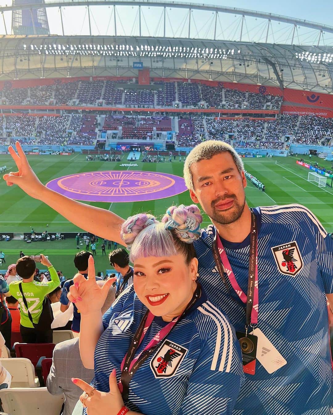 渡辺直美さんのインスタグラム写真 - (渡辺直美Instagram)「日本vsドイツ カタールワールドカップに弾丸で試合観に行きました！ ミュージカル終わって即飛行機乗ったにょw  初めてのサッカー生観戦が歴史的な試合でまじぶち上がりました⚽️🔥 にわか中のにわかがこんな所にいていいのかしらって最初は緊張してたけど、途中から周りのドイツサポーター無視で喜びMAXだったにょw叫び過ぎて喉ぶっ壊れたにょw もう歌わないから叫びまくったw  ユニフォーム着て街歩いてたら サウジアラビアサポーターが 「日本ぶちかませよ！頼むぞ！」とか ドイツサポーターが 「幸運を祈るよ！まあ負けないけどw」 とか楽しいコミュニケーションが取れて楽しかったw  会場では日本人サポーターもたっっくさんいて、まじで一丸になって歌唄ってめちゃ応援した！！！もちろんないろんな国の方が日本を応援しててさ、 チームっていいよなって泣きそうになった😭😭  今夜はコスタリカ戦！！ みんなでぶち上がってこ⚽️🇯🇵🇯🇵🇯🇵🇯🇵  ちなみに、ネロさんは大のサッカー好きで、横でずっとぶつぶつ喋ってたw 「今のオフサイドだろ！！💢」って100回叫んでたw楽しそうでよかったにょw  #推しは三笘」11月27日 15時01分 - watanabenaomi703