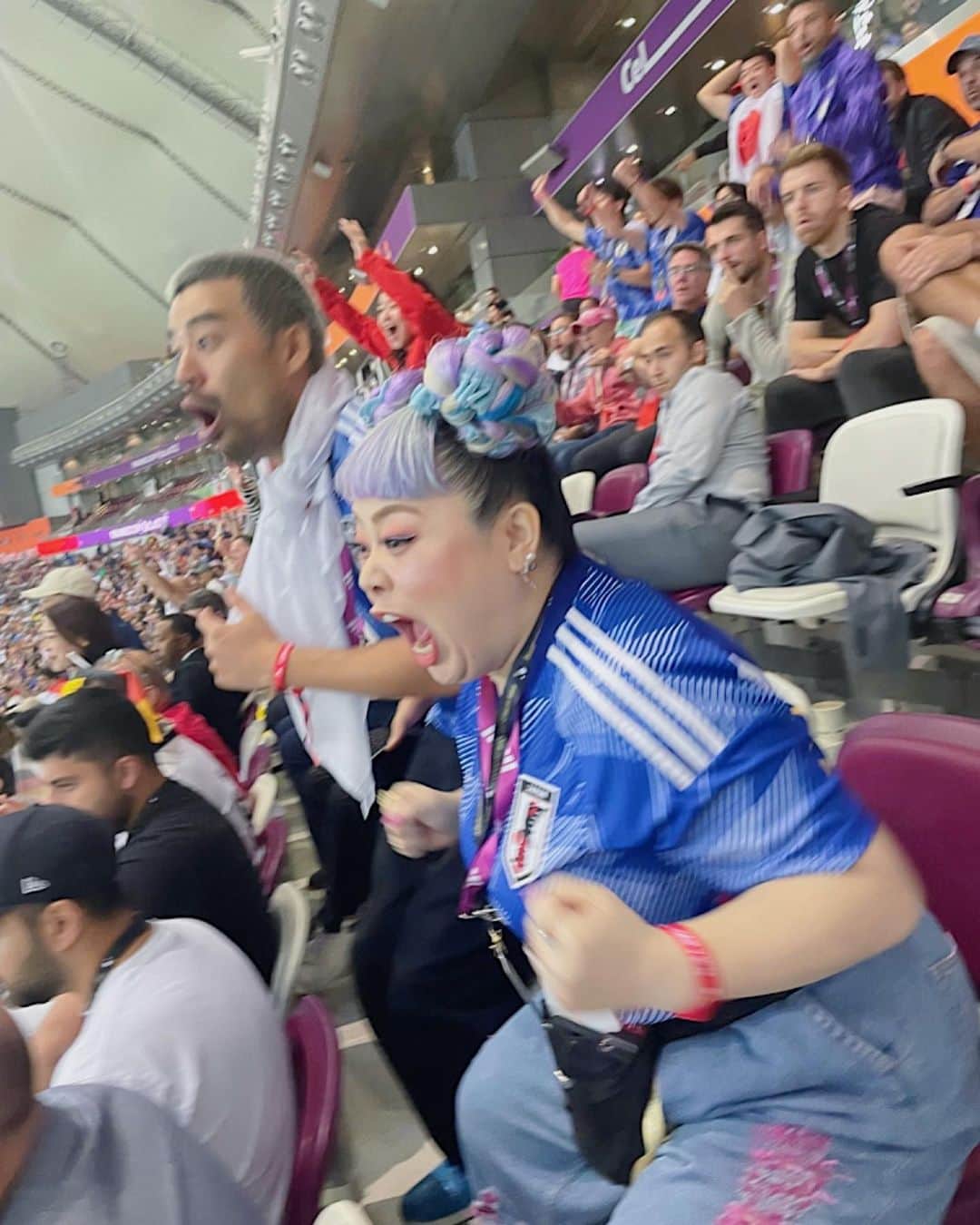 渡辺直美さんのインスタグラム写真 - (渡辺直美Instagram)「日本vsドイツ カタールワールドカップに弾丸で試合観に行きました！ ミュージカル終わって即飛行機乗ったにょw  初めてのサッカー生観戦が歴史的な試合でまじぶち上がりました⚽️🔥 にわか中のにわかがこんな所にいていいのかしらって最初は緊張してたけど、途中から周りのドイツサポーター無視で喜びMAXだったにょw叫び過ぎて喉ぶっ壊れたにょw もう歌わないから叫びまくったw  ユニフォーム着て街歩いてたら サウジアラビアサポーターが 「日本ぶちかませよ！頼むぞ！」とか ドイツサポーターが 「幸運を祈るよ！まあ負けないけどw」 とか楽しいコミュニケーションが取れて楽しかったw  会場では日本人サポーターもたっっくさんいて、まじで一丸になって歌唄ってめちゃ応援した！！！もちろんないろんな国の方が日本を応援しててさ、 チームっていいよなって泣きそうになった😭😭  今夜はコスタリカ戦！！ みんなでぶち上がってこ⚽️🇯🇵🇯🇵🇯🇵🇯🇵  ちなみに、ネロさんは大のサッカー好きで、横でずっとぶつぶつ喋ってたw 「今のオフサイドだろ！！💢」って100回叫んでたw楽しそうでよかったにょw  #推しは三笘」11月27日 15時01分 - watanabenaomi703