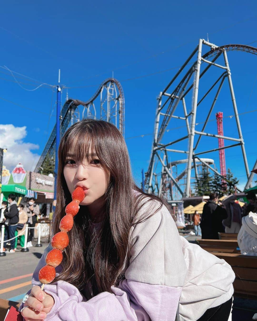 天木じゅんさんのインスタグラム写真 - (天木じゅんInstagram)「🎪🎢🎡🎠🏰  この前ふみ奈と富士急ハイランド 行ってきた❤️🍁 朝はカレーおにぎり🍛作って行ったよ♩  絶叫めちゃくちゃ好きやねんけど、 空中ブランコだけは大人になってから苦手です。 でも度胸試しで泣き叫びなからのりました！  ふじやま温泉♨️入って 帰ってきましたっ  ふみ奈と沢山の時間一緒に過ごしても まだまだいつも話し足りないよ〜 バイバイする時はいつも寂し〜  楽しかった🤍 次は夢の国行こう~🫣  #親友との遊び #朝から本気遊び #富士急 #富士急ハイランド  #絶叫 #ジェットコースター #jetcoaster」11月27日 15時28分 - jun.amaki