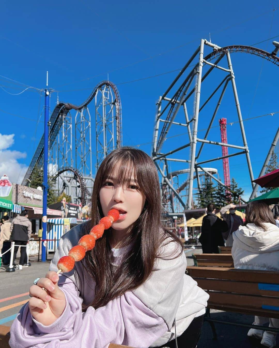 天木じゅんさんのインスタグラム写真 - (天木じゅんInstagram)「🎪🎢🎡🎠🏰  この前ふみ奈と富士急ハイランド 行ってきた❤️🍁 朝はカレーおにぎり🍛作って行ったよ♩  絶叫めちゃくちゃ好きやねんけど、 空中ブランコだけは大人になってから苦手です。 でも度胸試しで泣き叫びなからのりました！  ふじやま温泉♨️入って 帰ってきましたっ  ふみ奈と沢山の時間一緒に過ごしても まだまだいつも話し足りないよ〜 バイバイする時はいつも寂し〜  楽しかった🤍 次は夢の国行こう~🫣  #親友との遊び #朝から本気遊び #富士急 #富士急ハイランド  #絶叫 #ジェットコースター #jetcoaster」11月27日 15時28分 - jun.amaki