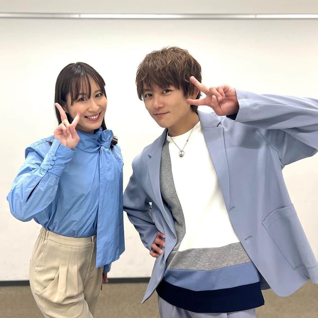 真坂はづきさんのインスタグラム写真 - (真坂はづきInstagram)「【秋田県主催・くらそうあきた】 杉浦太陽さんとイベント終わりの📸 とっても優しくてすてきな方でした…✨ たまたま衣装が水色被り🐬  トークショーでは「こんなことまで話していいの〜！」というプライベートトークや、辻希美さんとの出会い、子育ての悩み、夫婦仲を良好に保つアドバイスなど沢山お話いただきました💓なによりも辻さんやお子さんへの愛情が伝わってきて…🥲❤️🫶  お聞きした夫婦ケンカしないコツ、我が家でも今日から実践します。笑  秋田県では、結婚や出産〜子育てをサポートする取り組みを行っています。私も仕事をしながら子育てしているので色々な協力や支援を受けながらこれからも笑って過ごしていけたらいいな🥰  あきたで結婚して子育てするの、とっても楽しいですよ〜☺️🙌  #杉浦太陽 さん #秋田　#秋田県　#あきたでくらそう　#結婚　#出産　#子育て　#カップル　#イベント　#司会　#真坂はづき」11月27日 15時52分 - masakahazuki