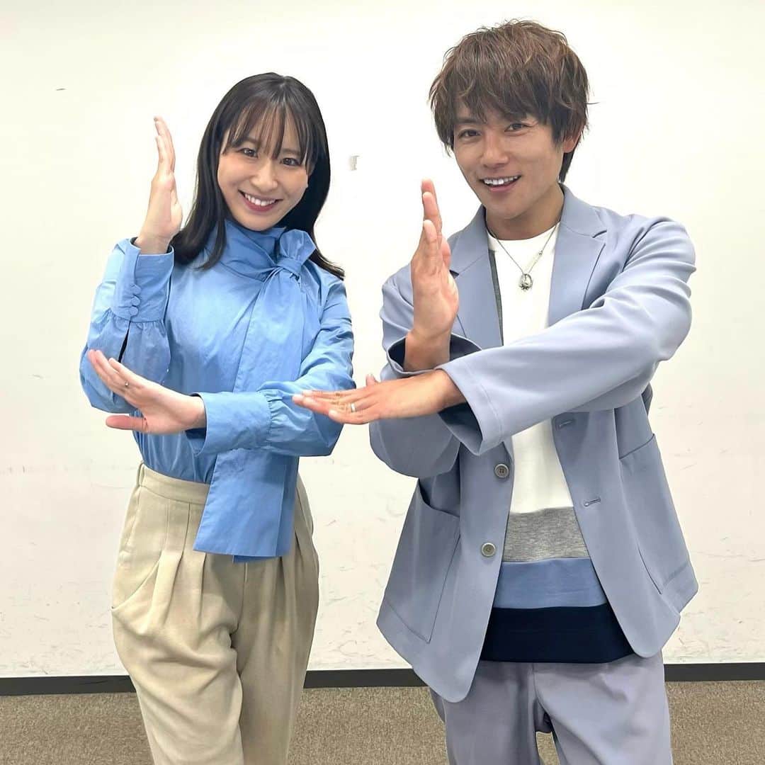 真坂はづきさんのインスタグラム写真 - (真坂はづきInstagram)「【秋田県主催・くらそうあきた】 杉浦太陽さんとイベント終わりの📸 とっても優しくてすてきな方でした…✨ たまたま衣装が水色被り🐬  トークショーでは「こんなことまで話していいの〜！」というプライベートトークや、辻希美さんとの出会い、子育ての悩み、夫婦仲を良好に保つアドバイスなど沢山お話いただきました💓なによりも辻さんやお子さんへの愛情が伝わってきて…🥲❤️🫶  お聞きした夫婦ケンカしないコツ、我が家でも今日から実践します。笑  秋田県では、結婚や出産〜子育てをサポートする取り組みを行っています。私も仕事をしながら子育てしているので色々な協力や支援を受けながらこれからも笑って過ごしていけたらいいな🥰  あきたで結婚して子育てするの、とっても楽しいですよ〜☺️🙌  #杉浦太陽 さん #秋田　#秋田県　#あきたでくらそう　#結婚　#出産　#子育て　#カップル　#イベント　#司会　#真坂はづき」11月27日 15時52分 - masakahazuki