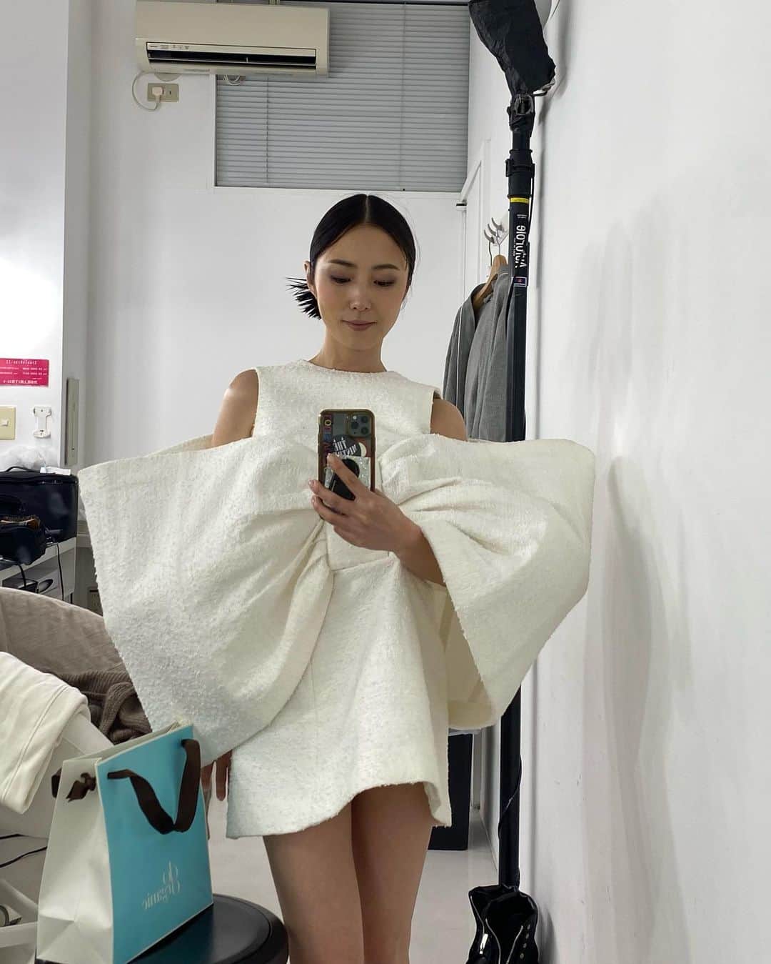MEGUMIさんのインスタグラム写真 - (MEGUMIInstagram)「最近はこんな格好でお送りいたしました🌙💕 一枚目のアウターめちゃ可愛くないですか？ こちらは 親戚のような @stylist_kumisaito_ が立ち上げたブランド　@nave_jp の物です。  一枚で洒落た雰囲気が出る洋服を作るのが得意なくクミちゃんの新ブランド！  マジ可愛いから是非に是非に⚡️」11月27日 16時06分 - megumi1818
