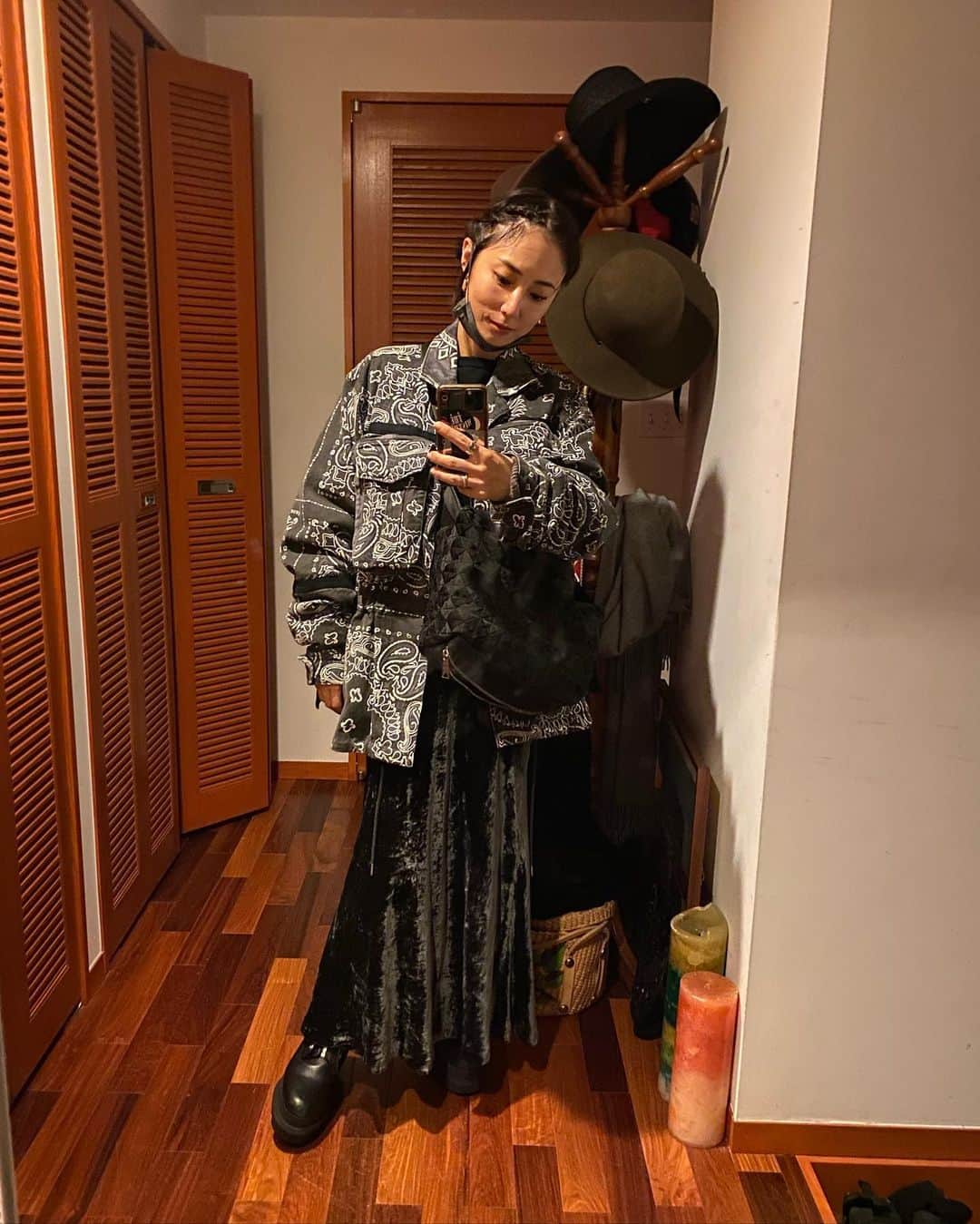 MEGUMIさんのインスタグラム写真 - (MEGUMIInstagram)「最近はこんな格好でお送りいたしました🌙💕 一枚目のアウターめちゃ可愛くないですか？ こちらは 親戚のような @stylist_kumisaito_ が立ち上げたブランド　@nave_jp の物です。  一枚で洒落た雰囲気が出る洋服を作るのが得意なくクミちゃんの新ブランド！  マジ可愛いから是非に是非に⚡️」11月27日 16時06分 - megumi1818
