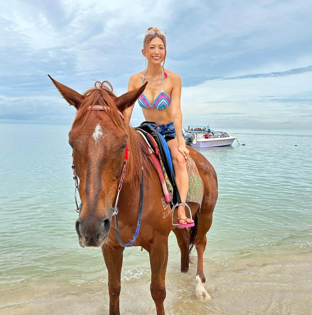 市原彩花さんのインスタグラム写真 - (市原彩花Instagram)「Horse riding on the beach🐴🏖 📍Batu Feringghi , Malaysia🇲🇾  ビーチで乗馬〜🐴❤️ ペナン島のビーチ、バトゥフェリンギではマリンスポーツはもちろん、乗馬も出来ちゃう😆❤️ 可愛くて楽しくて元気もらえた🥹💕 値段は交渉制で、最初1人60リンギって言われたけど2人で100リンギ(¥3000)にしてもらえたよ😚  ホテルの目の前のビーチで出来て楽すぎた😍 ビーチエリアに泊まらなくて乗馬とかは出来るよ〜🐴 ビーチフロントのスタバが超人気らしいのに、行くの忘れた🥹 また次回👋  #ペナン#ペナン島#penang#penangisland#バトゥフェリンギ#batuferinggi #malaysia#malaysiatravel#malaysiatrip#マレーシア#マレーシア旅行#マレーシア観光#ペナン観光#ペナン旅行#penangtrip#penangtravel#海外旅行#海外移住#乗馬#horseriding#beach#水着#ビキニ#bikini#swimsuit#bajurenang#japanesegirl#bikinigirl#bikinimodel」11月27日 16時31分 - ayaka_ichihara