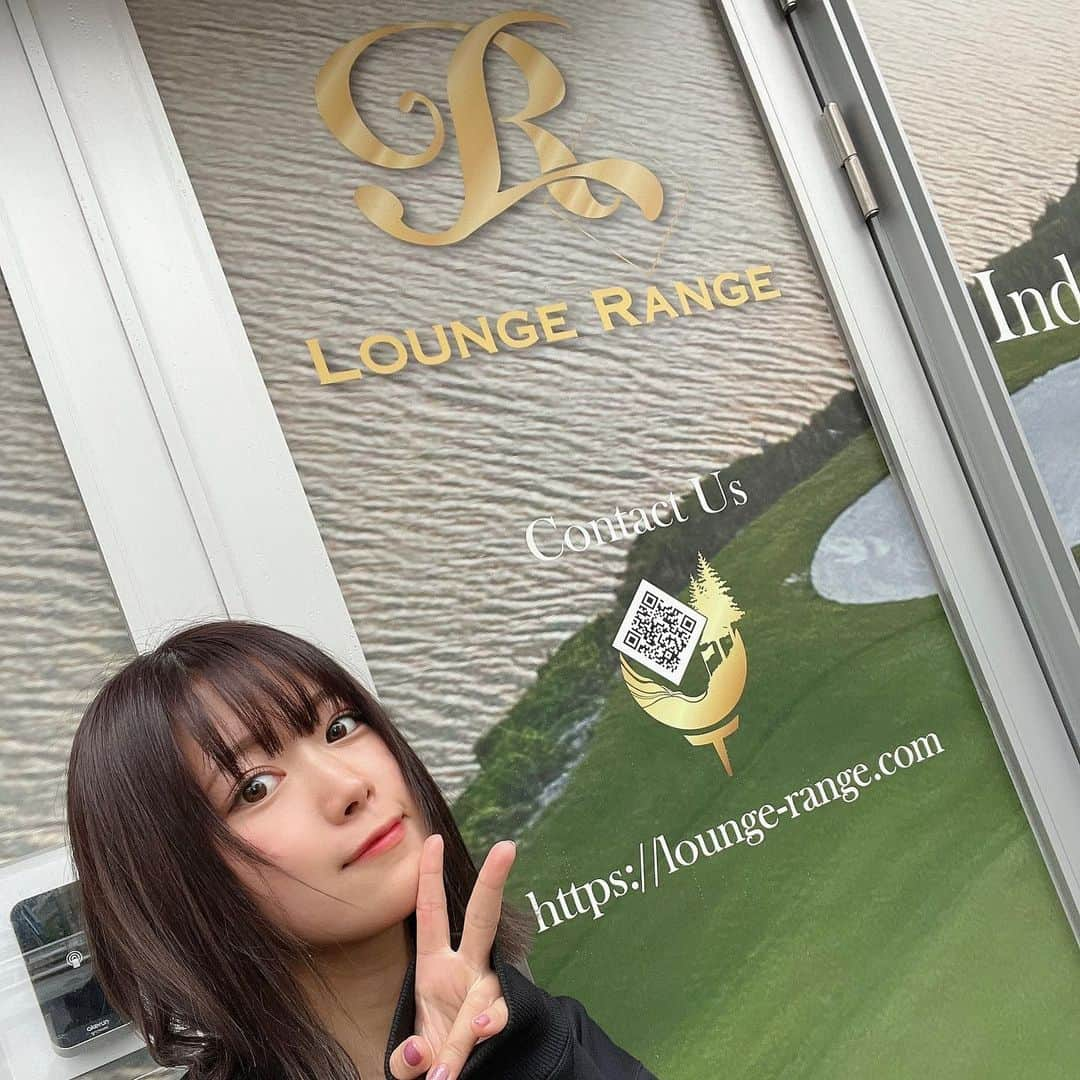 山内鈴蘭さんのインスタグラム写真 - (山内鈴蘭Instagram)「Lounge Range広尾店行ってきた🥺⛳️ Gorurunゴルフバックもしっかり一緒に♡  雨でゴルフが中止になって、 それでもゴルフしたくて🥹 友達とシミュレーションゴルフ対決🔥  初めてのラウンジレンジ！ 凄い広くてラグジュアリーで大人のゴルフの嗜みだった完全に🥺♡♡  24時間の完全個室で飲食持ち込み可能だし、広尾店はスタジオと休憩スペースも分かれてるから、大人数で来ても楽しめそうだった😆😆  モニターも大画面で最高に気持ちいい❣️  私のプロデュースゴルフスタジオChocoにも搭載してるGOLFZONシュミレーター！  世界の名門コース210以上のコースを楽しめるし、練習モードは打ち放題でスイング計測も見れたりするから素晴らしい🥺♡♡♡  ゴルフウェアじゃなくて、フラッと私服で練習したい時も行けるからありがたい😤  あー！楽しかった😍 勝負は、、、負けたけどな。笑笑  #ゴルフ #ゴルフスタジオ #loungerange #ラウンジレンジ #広尾店 #広尾 #ゴルフ女子 #ゴルフ動画 #スイング動画 #ゴルフ練習 #シミュレーションゴルフ #ゴルフ練習 #ドライバーショット #ゴルフスイング動画」11月27日 16時35分 - xxsuzuranxx