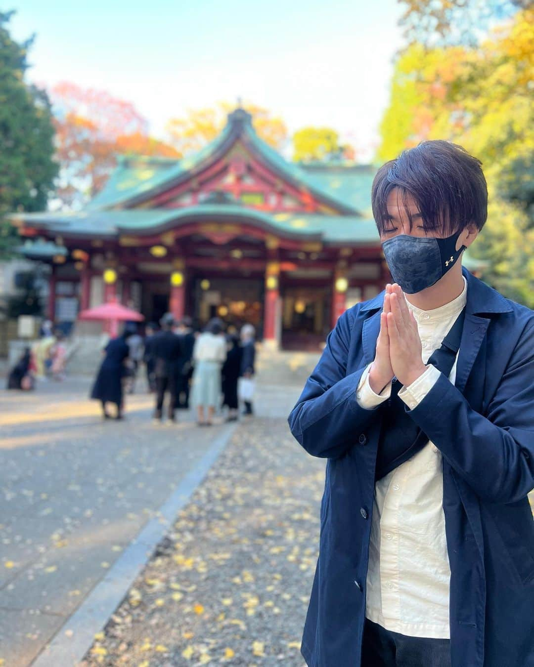 辻井亮平さんのインスタグラム写真 - (辻井亮平Instagram)「芸人っていうのは年末年始の予定もどうなるか分からんものですから、もう先に初詣もやって来ました！チャンスがあったら参るのです！おみくじも引きました！明け前におめでとうございます！来年もよろしくお願いします！  #明け前におめでとうございます #明け前だと #人も少ないし #おすすめですよ #来年は中吉です #山さん」11月27日 16時44分 - aironhed_tsujii