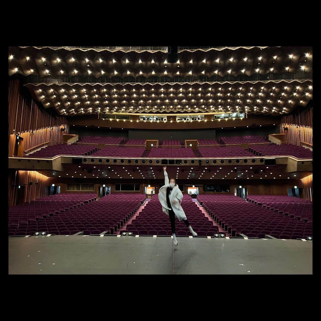 愛希れいかさんのインスタグラム写真 - (愛希れいかInstagram)「帝国劇場  この舞台に立てる日が来るなんて、夢にも思っていなかったなぁ。 19年に初めてこの舞台で初日を迎えた時は、人生で一番緊張して、冗談かと思うほど身体が震えてました。 重厚感のあるこの劇場が、緊張もするけど、大好きです。 帝国劇場の舞台でエリザベートとして生きれたこと、本当に幸せでした。 本当なら今日が東京千穐楽で… みなさまに舞台をお届けして、帝劇ありがとーって！笑顔でバイバイしたかったな…。  特別な思い出がある帝国劇場… 本当にありがとう。 心からの感謝と愛を込めて…♡  皆様に舞台をお届けできることを祈って… これから、地方公演に向けて精一杯努めて参ります。  皆様もご自愛くださいませ。  #ミュージカル #エリザベート #帝国劇場」11月27日 16時44分 - manakireika_official