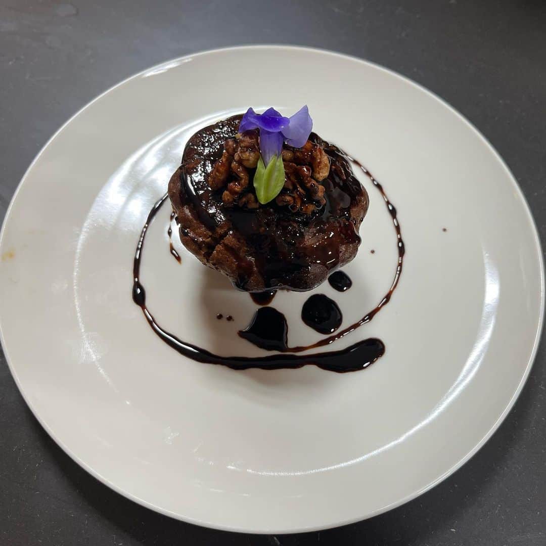 渡邊渚さんのインスタグラム写真 - (渡邊渚Instagram)「キプロス料理のアフェリアと、キャロブシロップを使ったキプロス伝統のケーキ。  アフェリアはプルグリのピラフの上にポークを。おしゃれに盛り付け。 デザートは、外はカリッと中はふんわりしたシナモンがふんわり香るケーキ。キャロブシロップをたっぷりかけていただきます。  作り方は @worldbuzzcooking のYouTubeで！  #キプロス#料理#世界の食べ物#worldbuzzcooking」11月27日 16時53分 - watanabenagisa_