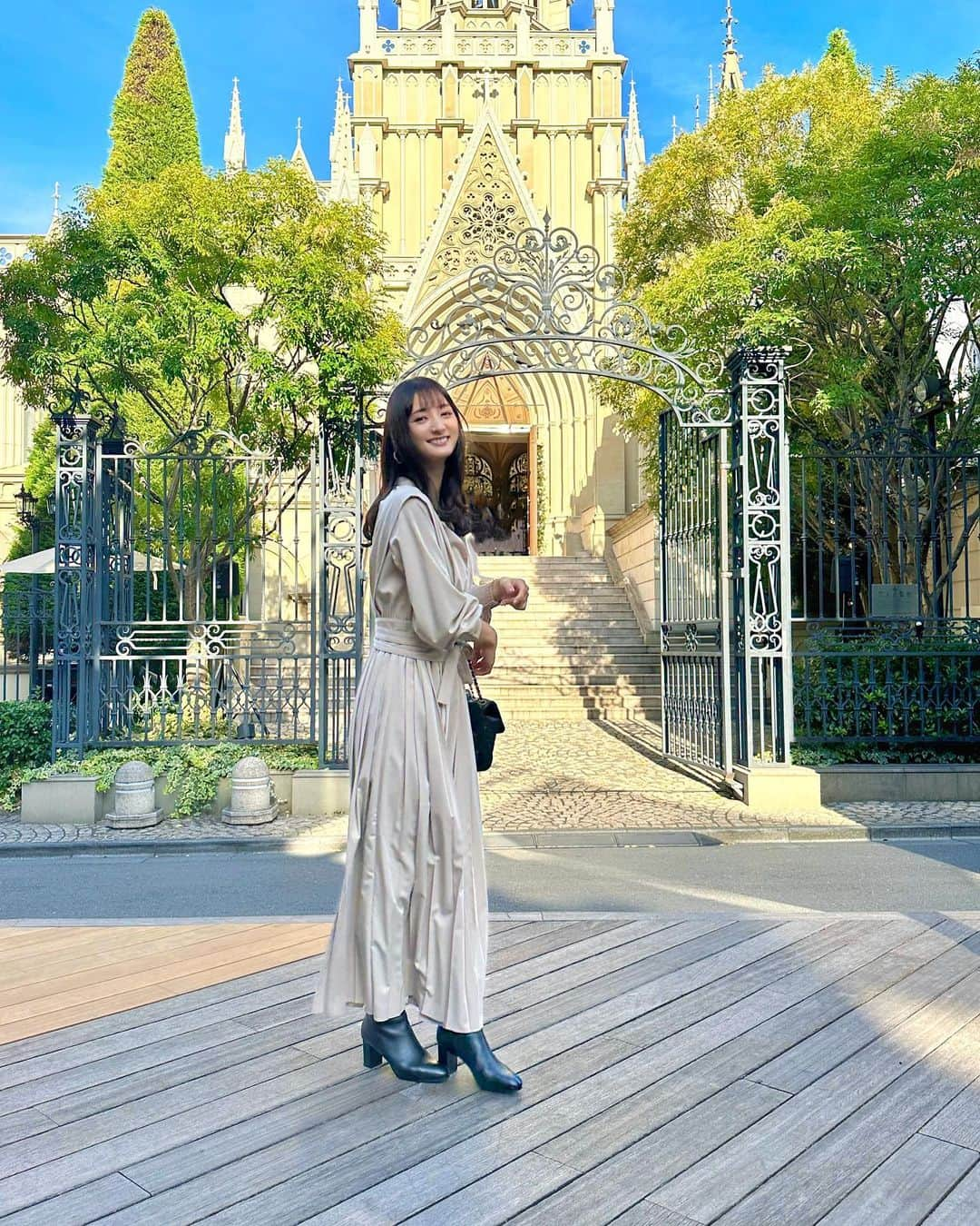 加藤瑠美さんのインスタグラム写真 - (加藤瑠美Instagram)「ぽかぽかいいお天気☀️ 質問をいただいていたワンピースは LADYMADEのものです🤍 サッシュベルトはセットでした✨ たっぷりのプリーツが高級感あってよき🤭  dress @ladymade_officcia #ladymade  bag @chanelofficial #chanel  boots @hermes #hermes   #coordinate#ootd#Japanese#japanesegirl#instafashion#rubi_fashion#ladydior#新米ママ#東京ママ#오오티디#아웃핏#年子ママ#東京ママ#男の子ママ#女の子ママ#年子育児#年子ママ#年子兄妹」11月27日 16時56分 - katorubi