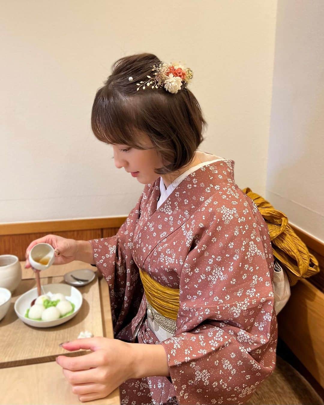 伊藤愛真さんのインスタグラム写真 - (伊藤愛真Instagram)「japanese culture🤍 Many people who come to Asakusa wear kimonos! It's a little cold at this time of year💭 . 浅草観光に来ているトルコ出身の方に 着ているものはなんですか？って聞かれていっぱい話した☺️ コロナ禍の前は積極的に話してたのに、、 あーやっと戻ってきたのかなあって なんか嬉しかった✨ . . #japan#japanese#japanesetrip#asakusa #japanesegirl#kimono#yukata#gravure#着物#浴衣#浴衣ヘアアレンジ#ショートヘア#ショートヘアアレンジ」11月27日 17時56分 - __emagram