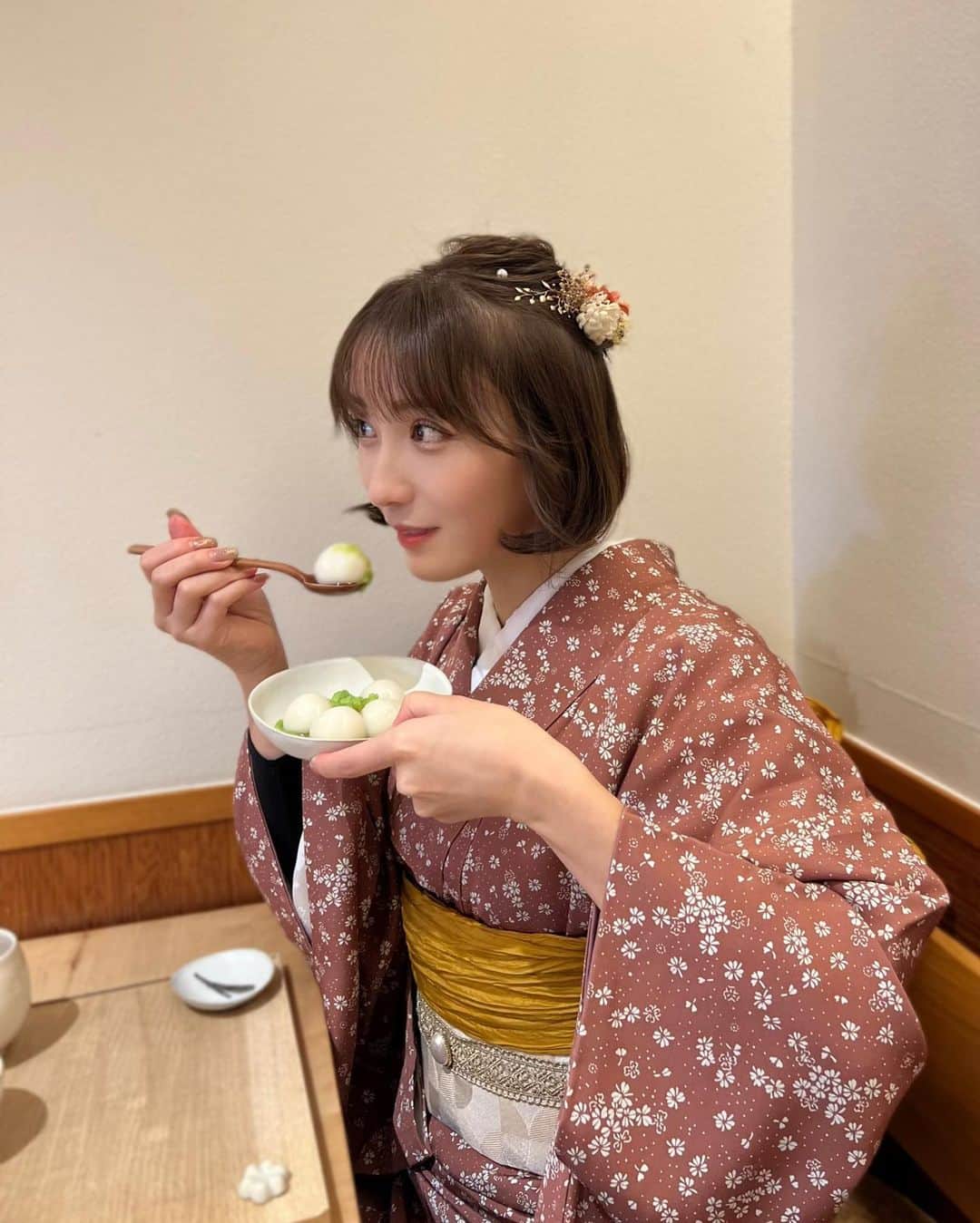 伊藤愛真さんのインスタグラム写真 - (伊藤愛真Instagram)「japanese culture🤍 Many people who come to Asakusa wear kimonos! It's a little cold at this time of year💭 . 浅草観光に来ているトルコ出身の方に 着ているものはなんですか？って聞かれていっぱい話した☺️ コロナ禍の前は積極的に話してたのに、、 あーやっと戻ってきたのかなあって なんか嬉しかった✨ . . #japan#japanese#japanesetrip#asakusa #japanesegirl#kimono#yukata#gravure#着物#浴衣#浴衣ヘアアレンジ#ショートヘア#ショートヘアアレンジ」11月27日 17時56分 - __emagram