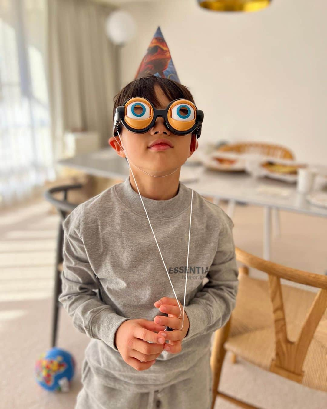 辻元舞さんのインスタグラム写真 - (辻元舞Instagram)「. 次男4歳になりました🎂 もう4歳だなんて🥹 どんなときもニコニコ笑顔の次男が家族みんなの心の癒しです☺️ これからもずっと笑顔で過ごせますように♡  #次男#4歳#誕生日」11月27日 18時14分 - mai_tsujimoto