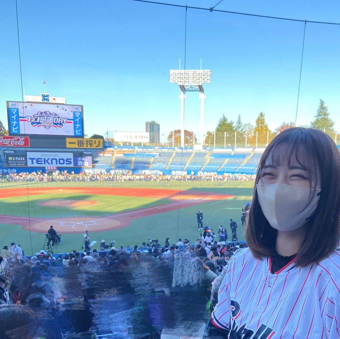 平野詩乃さんのインスタグラム写真 - (平野詩乃Instagram)「⚾️ 今年も家族と一緒に スワローズファン感謝DAYへ！！！  たくさん神宮に来た今年もこれで終わりか、、、 ストーブリーグ⛄️ 球春到来までゆっくりしましょう🌸  来季も全力応燕🤩☂  #swallows #東京ヤクルトスワローズ #ファン感謝day2022 #野球女子」11月27日 18時33分 - hirano.shino