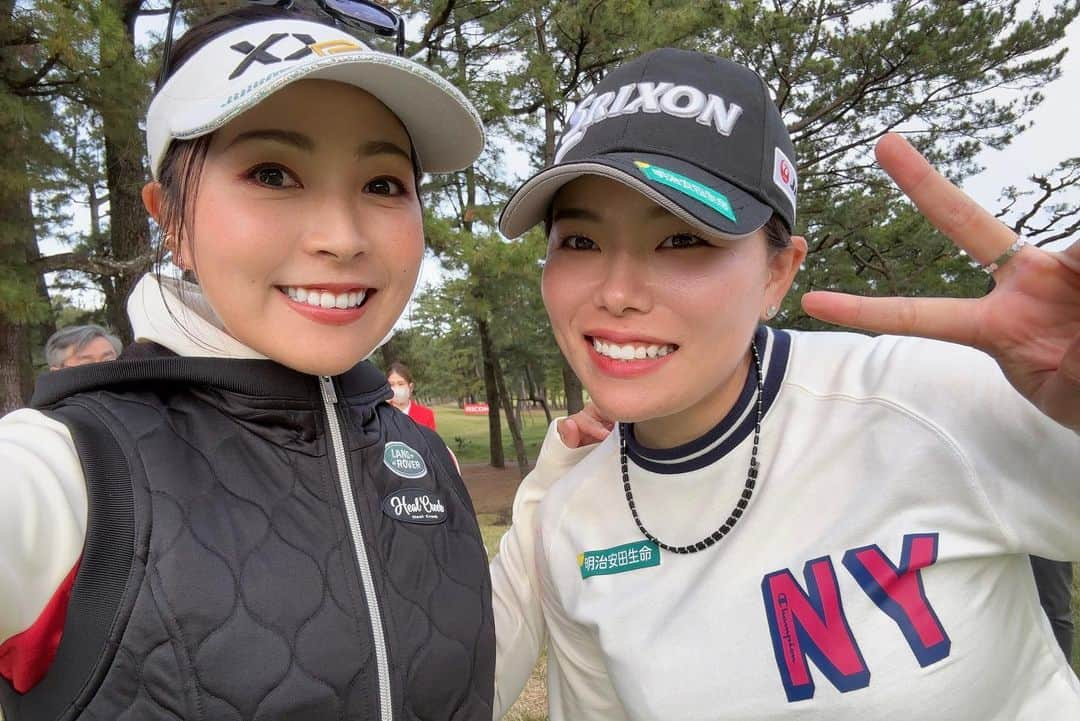 青木瀬令奈さんのインスタグラム写真 - (青木瀬令奈Instagram)「. 38試合⛳️ 沢山の応援ありがとうございました！🙇 #jlpga  #jlpgatour  #2022  . 今日で2022年シーズンを 終了致しました🙇⛳️ . . まずは 「優勝してリコーカップに出場する」 という一年の目標を達成できたこと。 . 目標を達成するということは どの世界でも簡単なことではないと 思っております。 . 「勝つためにはどうしたらいいか」を考え続け ゴルフに向き合い続けた日々の積み重ねは 決して無駄ではなく、 甘さを捨てて 全てを犠牲にして 苦しい日々を選択し続けた結果 渇望した1勝を掴み取ることができました🙇 . . そして、大きな怪我なく キャリアハイで 終わることができたこと。 . JLPGAツアーも若年化が進むなかで 私のようなゴルフスタイルでも 長く戦えることを証明していきたいと 常日頃思っておりますが 身体の変化やコースセッティングの多様化に 対応していけるよう 来年は安定した強さを目標に 取り組んで参りたいと思います😊 . . 最後の4ヶ月間は 来年の課題です。 正直、後半戦が酷すぎて 優勝したことが、もう遠い昔のことのように 感じております☹️ 今年できたこと、できなかったこと またコーチと相談しながら 未来に向けて 邁進していきたいと思います😊 . . . そんな私を今年も支え続けてくれた コーチ、トレーナーさん、家族、 応援団のみんな、ファンの皆さま、 スポンサーの皆さま、 応援してくださる全ての皆さま。 . そして 現場でお世話になった 選手のみんな、 コーチやマネージャーの皆さま 理事や事務局の皆さま、 大会関係者の皆さま、 プレス、メディア、カメラマンの皆さま . 一年間本当にありがとうございました🙇🙇🙇 また来年お会いしましょう🤩🤩 . . . . #写真はせっかくなので　 #一緒に戦い抜いた選手のみんなと　 #今年もありがとう　 #今年最後がしぶこで良かった　 #みゆうちゃん優勝おめでとう　 #年間女王もおめでとう　 #応援団いつもありがとう　 #来年も一緒に来ようね　 . #全てを学びに　 #未来に向かって　 . #jlpga  #lpga  #golf  #女子ゴルフ　 #ゴルフ　 . @dunlopgolf_official  @healcreek_official  @richardmille  @eyevol_official  @landroverjpn  @oki_denki  #m&a cloud  . @eccogolf  @iomic_official  @ustmamiyajapan  @nipponshaft_japan  @odysseygolf  @grind.studio.golf.0606  @bandel_official  #thankyou」11月27日 19時00分 - serenaaoki_official