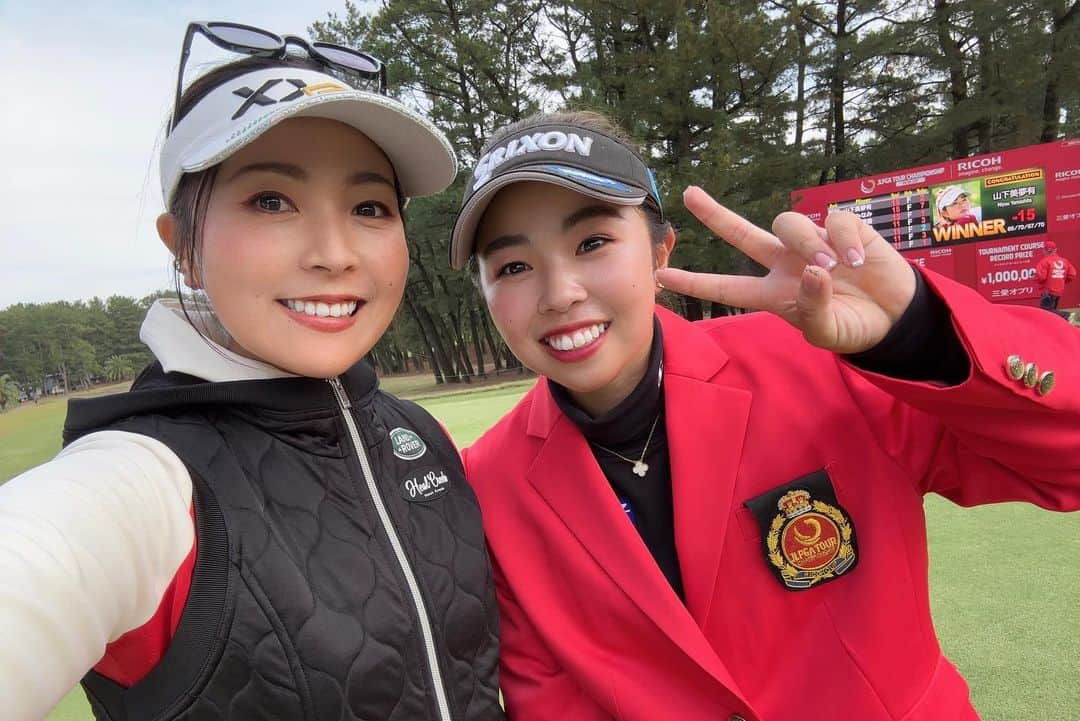 青木瀬令奈さんのインスタグラム写真 - (青木瀬令奈Instagram)「. 38試合⛳️ 沢山の応援ありがとうございました！🙇 #jlpga  #jlpgatour  #2022  . 今日で2022年シーズンを 終了致しました🙇⛳️ . . まずは 「優勝してリコーカップに出場する」 という一年の目標を達成できたこと。 . 目標を達成するということは どの世界でも簡単なことではないと 思っております。 . 「勝つためにはどうしたらいいか」を考え続け ゴルフに向き合い続けた日々の積み重ねは 決して無駄ではなく、 甘さを捨てて 全てを犠牲にして 苦しい日々を選択し続けた結果 渇望した1勝を掴み取ることができました🙇 . . そして、大きな怪我なく キャリアハイで 終わることができたこと。 . JLPGAツアーも若年化が進むなかで 私のようなゴルフスタイルでも 長く戦えることを証明していきたいと 常日頃思っておりますが 身体の変化やコースセッティングの多様化に 対応していけるよう 来年は安定した強さを目標に 取り組んで参りたいと思います😊 . . 最後の4ヶ月間は 来年の課題です。 正直、後半戦が酷すぎて 優勝したことが、もう遠い昔のことのように 感じております☹️ 今年できたこと、できなかったこと またコーチと相談しながら 未来に向けて 邁進していきたいと思います😊 . . . そんな私を今年も支え続けてくれた コーチ、トレーナーさん、家族、 応援団のみんな、ファンの皆さま、 スポンサーの皆さま、 応援してくださる全ての皆さま。 . そして 現場でお世話になった 選手のみんな、 コーチやマネージャーの皆さま 理事や事務局の皆さま、 大会関係者の皆さま、 プレス、メディア、カメラマンの皆さま . 一年間本当にありがとうございました🙇🙇🙇 また来年お会いしましょう🤩🤩 . . . . #写真はせっかくなので　 #一緒に戦い抜いた選手のみんなと　 #今年もありがとう　 #今年最後がしぶこで良かった　 #みゆうちゃん優勝おめでとう　 #年間女王もおめでとう　 #応援団いつもありがとう　 #来年も一緒に来ようね　 . #全てを学びに　 #未来に向かって　 . #jlpga  #lpga  #golf  #女子ゴルフ　 #ゴルフ　 . @dunlopgolf_official  @healcreek_official  @richardmille  @eyevol_official  @landroverjpn  @oki_denki  #m&a cloud  . @eccogolf  @iomic_official  @ustmamiyajapan  @nipponshaft_japan  @odysseygolf  @grind.studio.golf.0606  @bandel_official  #thankyou」11月27日 19時00分 - serenaaoki_official