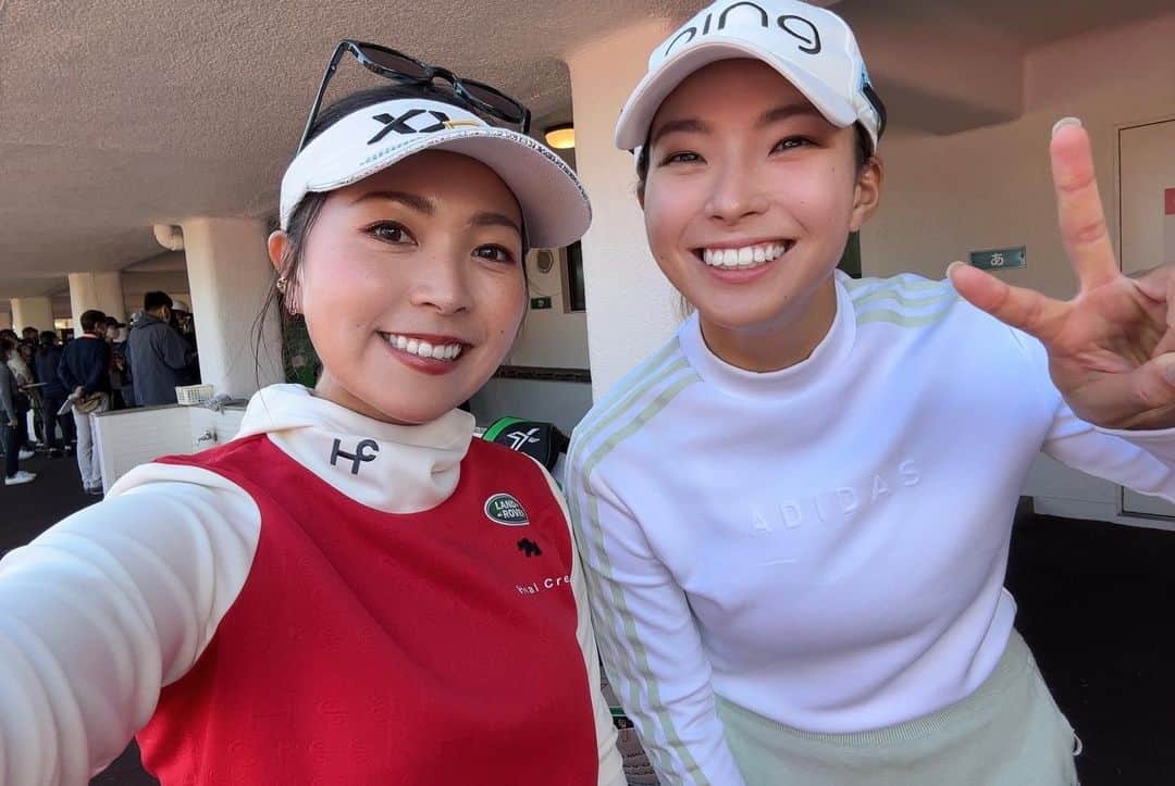 青木瀬令奈さんのインスタグラム写真 - (青木瀬令奈Instagram)「. 38試合⛳️ 沢山の応援ありがとうございました！🙇 #jlpga  #jlpgatour  #2022  . 今日で2022年シーズンを 終了致しました🙇⛳️ . . まずは 「優勝してリコーカップに出場する」 という一年の目標を達成できたこと。 . 目標を達成するということは どの世界でも簡単なことではないと 思っております。 . 「勝つためにはどうしたらいいか」を考え続け ゴルフに向き合い続けた日々の積み重ねは 決して無駄ではなく、 甘さを捨てて 全てを犠牲にして 苦しい日々を選択し続けた結果 渇望した1勝を掴み取ることができました🙇 . . そして、大きな怪我なく キャリアハイで 終わることができたこと。 . JLPGAツアーも若年化が進むなかで 私のようなゴルフスタイルでも 長く戦えることを証明していきたいと 常日頃思っておりますが 身体の変化やコースセッティングの多様化に 対応していけるよう 来年は安定した強さを目標に 取り組んで参りたいと思います😊 . . 最後の4ヶ月間は 来年の課題です。 正直、後半戦が酷すぎて 優勝したことが、もう遠い昔のことのように 感じております☹️ 今年できたこと、できなかったこと またコーチと相談しながら 未来に向けて 邁進していきたいと思います😊 . . . そんな私を今年も支え続けてくれた コーチ、トレーナーさん、家族、 応援団のみんな、ファンの皆さま、 スポンサーの皆さま、 応援してくださる全ての皆さま。 . そして 現場でお世話になった 選手のみんな、 コーチやマネージャーの皆さま 理事や事務局の皆さま、 大会関係者の皆さま、 プレス、メディア、カメラマンの皆さま . 一年間本当にありがとうございました🙇🙇🙇 また来年お会いしましょう🤩🤩 . . . . #写真はせっかくなので　 #一緒に戦い抜いた選手のみんなと　 #今年もありがとう　 #今年最後がしぶこで良かった　 #みゆうちゃん優勝おめでとう　 #年間女王もおめでとう　 #応援団いつもありがとう　 #来年も一緒に来ようね　 . #全てを学びに　 #未来に向かって　 . #jlpga  #lpga  #golf  #女子ゴルフ　 #ゴルフ　 . @dunlopgolf_official  @healcreek_official  @richardmille  @eyevol_official  @landroverjpn  @oki_denki  #m&a cloud  . @eccogolf  @iomic_official  @ustmamiyajapan  @nipponshaft_japan  @odysseygolf  @grind.studio.golf.0606  @bandel_official  #thankyou」11月27日 19時00分 - serenaaoki_official