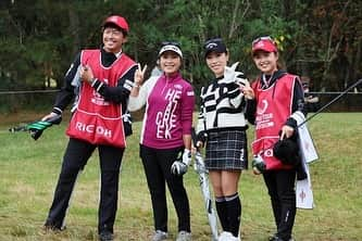 青木瀬令奈さんのインスタグラム写真 - (青木瀬令奈Instagram)「. 38試合⛳️ 沢山の応援ありがとうございました！🙇 #jlpga  #jlpgatour  #2022  . 今日で2022年シーズンを 終了致しました🙇⛳️ . . まずは 「優勝してリコーカップに出場する」 という一年の目標を達成できたこと。 . 目標を達成するということは どの世界でも簡単なことではないと 思っております。 . 「勝つためにはどうしたらいいか」を考え続け ゴルフに向き合い続けた日々の積み重ねは 決して無駄ではなく、 甘さを捨てて 全てを犠牲にして 苦しい日々を選択し続けた結果 渇望した1勝を掴み取ることができました🙇 . . そして、大きな怪我なく キャリアハイで 終わることができたこと。 . JLPGAツアーも若年化が進むなかで 私のようなゴルフスタイルでも 長く戦えることを証明していきたいと 常日頃思っておりますが 身体の変化やコースセッティングの多様化に 対応していけるよう 来年は安定した強さを目標に 取り組んで参りたいと思います😊 . . 最後の4ヶ月間は 来年の課題です。 正直、後半戦が酷すぎて 優勝したことが、もう遠い昔のことのように 感じております☹️ 今年できたこと、できなかったこと またコーチと相談しながら 未来に向けて 邁進していきたいと思います😊 . . . そんな私を今年も支え続けてくれた コーチ、トレーナーさん、家族、 応援団のみんな、ファンの皆さま、 スポンサーの皆さま、 応援してくださる全ての皆さま。 . そして 現場でお世話になった 選手のみんな、 コーチやマネージャーの皆さま 理事や事務局の皆さま、 大会関係者の皆さま、 プレス、メディア、カメラマンの皆さま . 一年間本当にありがとうございました🙇🙇🙇 また来年お会いしましょう🤩🤩 . . . . #写真はせっかくなので　 #一緒に戦い抜いた選手のみんなと　 #今年もありがとう　 #今年最後がしぶこで良かった　 #みゆうちゃん優勝おめでとう　 #年間女王もおめでとう　 #応援団いつもありがとう　 #来年も一緒に来ようね　 . #全てを学びに　 #未来に向かって　 . #jlpga  #lpga  #golf  #女子ゴルフ　 #ゴルフ　 . @dunlopgolf_official  @healcreek_official  @richardmille  @eyevol_official  @landroverjpn  @oki_denki  #m&a cloud  . @eccogolf  @iomic_official  @ustmamiyajapan  @nipponshaft_japan  @odysseygolf  @grind.studio.golf.0606  @bandel_official  #thankyou」11月27日 19時00分 - serenaaoki_official