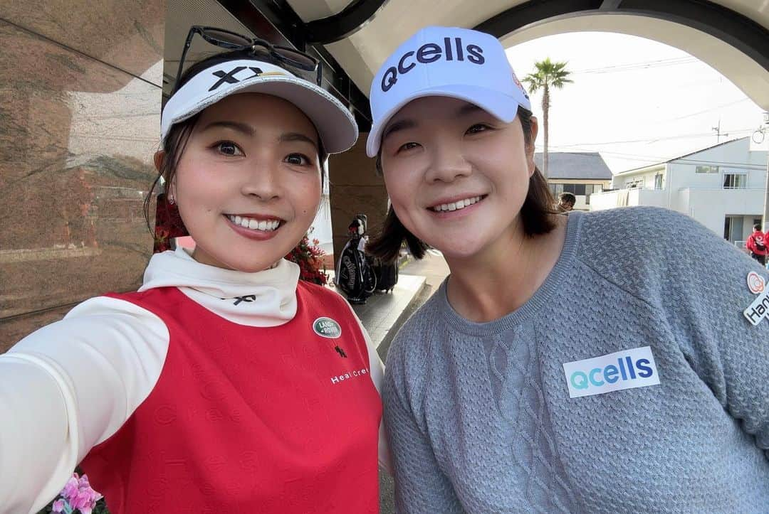 青木瀬令奈さんのインスタグラム写真 - (青木瀬令奈Instagram)「. 38試合⛳️ 沢山の応援ありがとうございました！🙇 #jlpga  #jlpgatour  #2022  . 今日で2022年シーズンを 終了致しました🙇⛳️ . . まずは 「優勝してリコーカップに出場する」 という一年の目標を達成できたこと。 . 目標を達成するということは どの世界でも簡単なことではないと 思っております。 . 「勝つためにはどうしたらいいか」を考え続け ゴルフに向き合い続けた日々の積み重ねは 決して無駄ではなく、 甘さを捨てて 全てを犠牲にして 苦しい日々を選択し続けた結果 渇望した1勝を掴み取ることができました🙇 . . そして、大きな怪我なく キャリアハイで 終わることができたこと。 . JLPGAツアーも若年化が進むなかで 私のようなゴルフスタイルでも 長く戦えることを証明していきたいと 常日頃思っておりますが 身体の変化やコースセッティングの多様化に 対応していけるよう 来年は安定した強さを目標に 取り組んで参りたいと思います😊 . . 最後の4ヶ月間は 来年の課題です。 正直、後半戦が酷すぎて 優勝したことが、もう遠い昔のことのように 感じております☹️ 今年できたこと、できなかったこと またコーチと相談しながら 未来に向けて 邁進していきたいと思います😊 . . . そんな私を今年も支え続けてくれた コーチ、トレーナーさん、家族、 応援団のみんな、ファンの皆さま、 スポンサーの皆さま、 応援してくださる全ての皆さま。 . そして 現場でお世話になった 選手のみんな、 コーチやマネージャーの皆さま 理事や事務局の皆さま、 大会関係者の皆さま、 プレス、メディア、カメラマンの皆さま . 一年間本当にありがとうございました🙇🙇🙇 また来年お会いしましょう🤩🤩 . . . . #写真はせっかくなので　 #一緒に戦い抜いた選手のみんなと　 #今年もありがとう　 #今年最後がしぶこで良かった　 #みゆうちゃん優勝おめでとう　 #年間女王もおめでとう　 #応援団いつもありがとう　 #来年も一緒に来ようね　 . #全てを学びに　 #未来に向かって　 . #jlpga  #lpga  #golf  #女子ゴルフ　 #ゴルフ　 . @dunlopgolf_official  @healcreek_official  @richardmille  @eyevol_official  @landroverjpn  @oki_denki  #m&a cloud  . @eccogolf  @iomic_official  @ustmamiyajapan  @nipponshaft_japan  @odysseygolf  @grind.studio.golf.0606  @bandel_official  #thankyou」11月27日 19時00分 - serenaaoki_official