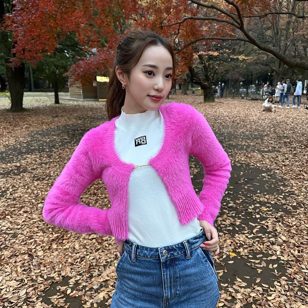 中町綾さんのインスタグラム写真 - (中町綾Instagram)「ピンクって最強🧠 だって落ち葉の中でも目立つからね！🫥」11月27日 20時00分 - ayanakamachi
