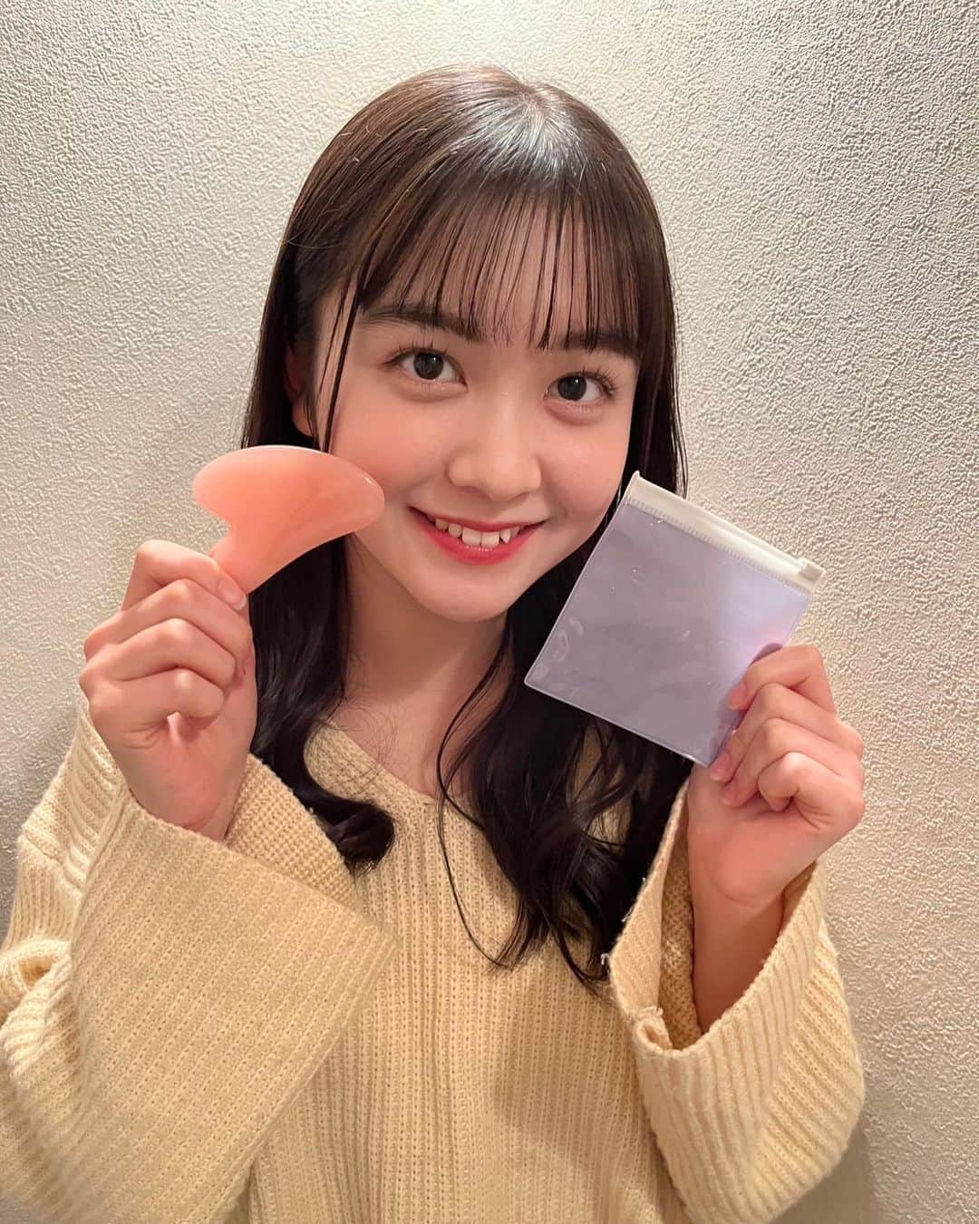 佐藤菜月海さんのインスタグラム写真 - (佐藤菜月海Instagram)「. ニコラ1月号の付録は repipi armario×ゆなな ちゃん ハートかっさ＆モノグラムポーチ２点セット!!  レピピとゆななちゃんがコラボした付録となっています！  ハートかっさはピンスと白の高級感のあるマーブル柄♡ ゆななちゃんのＹとレピピのRの、ワンポイントのロゴが可愛いです🫶🏻  キュッと掴んでくれるハート型があごはもちろん、目元や脚、デコルテなど色んなところに使えてとっても便利!!  モノグラムポーチは濃いグレーと薄いグレーの大人っぽいカラーで使いやすいです✨ スリムなポーチだから持ち運び便利だし、かっさ以外の、アクセやコスメも入れて使えます〜 ˆˆ  とっても豪華なニコラ1月号の付録、是非お楽しみに！🌼  #ニコラ #nicola #ニコモ #repipiarmario#レピピアルマリオ  #高比良由菜 ちゃん #ゆなレピ #ニコラ1月号ふろく #佐藤菜月海 #ナツミ #ニコラ12月号発売中  #スターダストプロモーション」11月27日 20時07分 - natsumi_sato814official