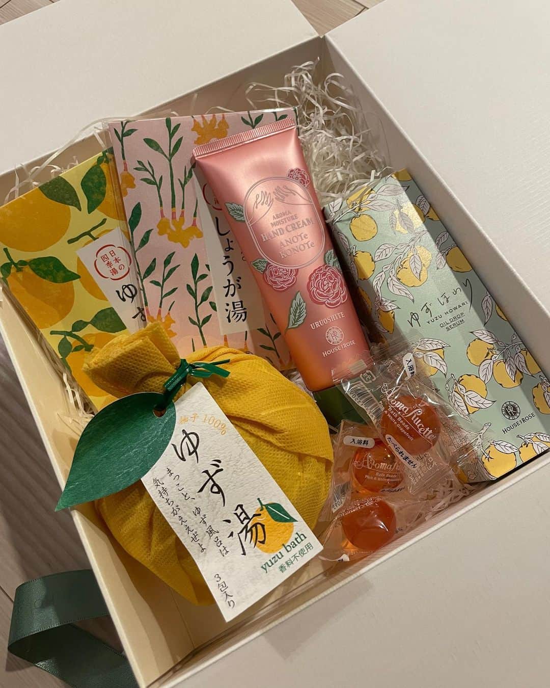 西原愛夏さんのインスタグラム写真 - (西原愛夏Instagram)「沢山誕生日お祝いしてもらいました😿💓  しあわせです、、😿💓  ✧*̣̩⋆̩ｰｰｰｰｰｰｰｰｰｰｰｰｰｰｰ最新告知ｰｰｰｰｰｰｰｰｰｰｰｰｰｰｰｰｰｰｰｰｰｰ✧*̣̩⋆̩☽  【11月】  ✩.YouTube  毎週（火）(金) ぐらごる更新中⛳️  7 AbemaTV ミッドナイト競輪 12 ミッドナイト競輪 13 四日市 競輪 最終日 10~12R Twitterにて予想動画アップ 23 AbemaTV ミッドナイト競輪 26 朗読劇『ゆびさきパレット〜少女サロンにノックの音が〜』in 大塚シアター 27 朗読劇『ゆびさきパレット〜少女サロンにノックの音が〜』in 大塚シアター  ✧*̣̩⋆̩☽⋆ｰｰｰｰｰｰｰｰｰｰｰｰｰその他ｰｰｰｰｰｰｰｰｰｰｰｰｰｰｰｰｰｰｰｰｰｰ✧*̣̩⋆̩☽⋆゜  🥀アパレルブランド M collection R (@m.collection2020 ) 👙エレアリーナイトブラモデル ♥ オフィシャルファンクラブ 月額750円 💕LINEスタンプ『歯科衛生士アイドル西原愛夏』発売中 📸YouTube ｢まなかちゃんねる｣  📷YouTube「ゴルフとコーチと私」 🕊Twitter＆TikTokやってます✨  ✧*̣̩⋆̩☽⋆ｰｰｰｰｰｰｰｰｰｰｰｰｰｰｰｰｰｰｰｰｰｰｰｰｰｰｰｰｰｰｰｰｰｰｰｰ✧*̣̩⋆̩☽⋆゜  #西原愛夏#歯科衛生士#現役歯科衛生士  #歯科衛生士タレント#歯科#白衣#タレント#グラビア#アイドル#女優#コスプレ#Cosplay#talent#Japaneseidol #japanesegirl#dentalhygienist #탤런트#아이돌 #치과위생사 #치과 #日本女星#天赋#偶像#アパレルブランド#アパレルオーナー#McollectionR#プロデュースブランド」11月27日 20時46分 - manakanishihara