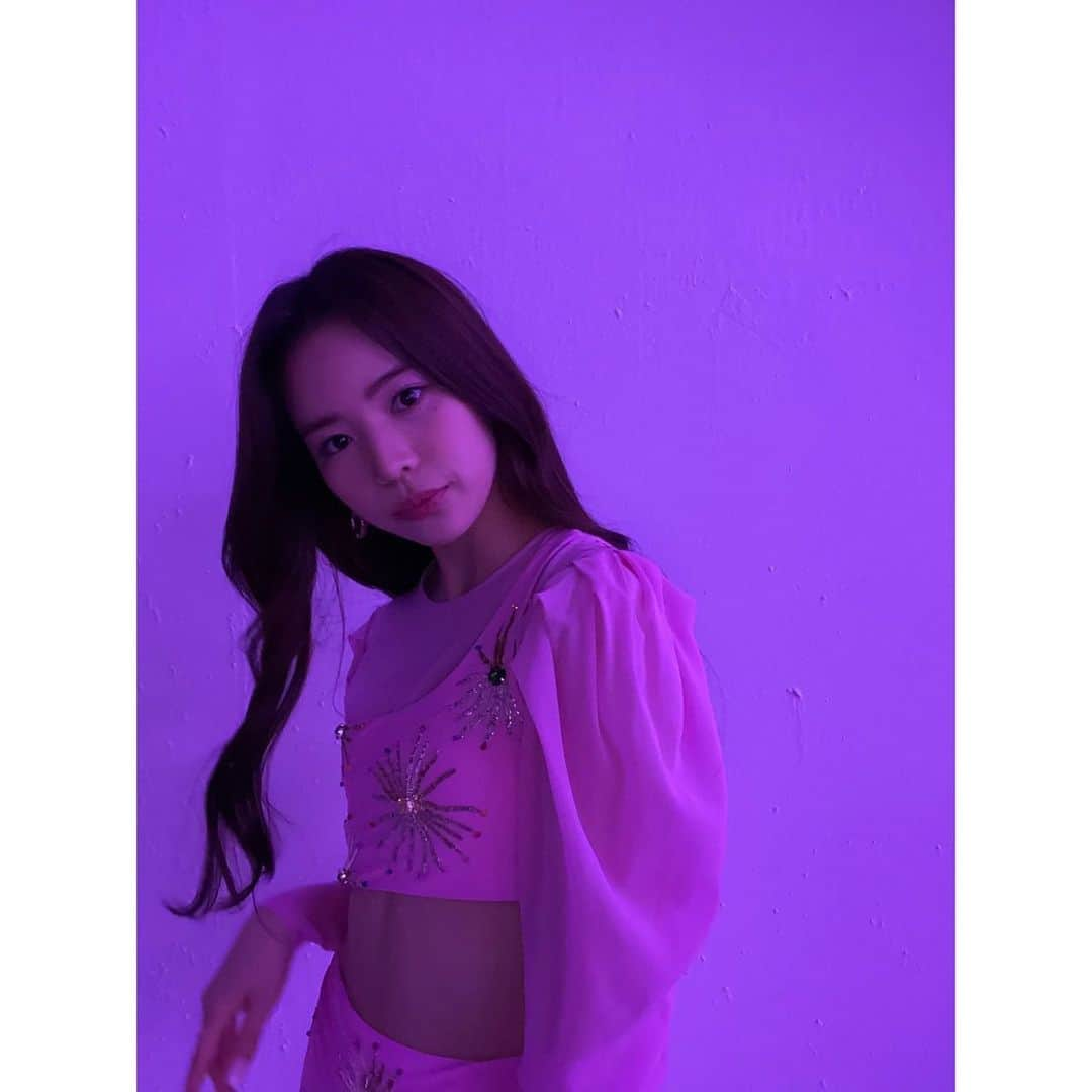 NiziUさんのインスタグラム写真 - (NiziUInstagram)「pink me💓💜 . . WithU会いたいよ WithU 빨리 보고싶어.. #niziu  #maya  #ピンクマヤどうですか？？」11月27日 20時55分 - niziu_artist_official