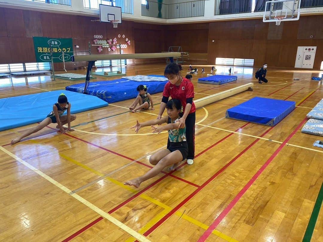 寺本明日香さんのインスタグラム写真 - (寺本明日香Instagram)「千葉県茂原市で活動している 茂原体操クラブ @m.g.c.0.0.1 さんの所へ お邪魔しました☺️  ファンアカウント @teramotoasuka_204 の方も ずっと見てくださっていた方です。  今日は 平均台やターンとジャンプの基礎練 技の練習、ダンスレッスンなどを行いました。  最初は少しみんな緊張してたけど 最後には打ち解けてくれて 誕生日サプライズまでしていただきました👏 ありがとうございます😭✨  試合で良い演技が見れることを 楽しみにしています✨」11月27日 21時34分 - teramoto_asuka