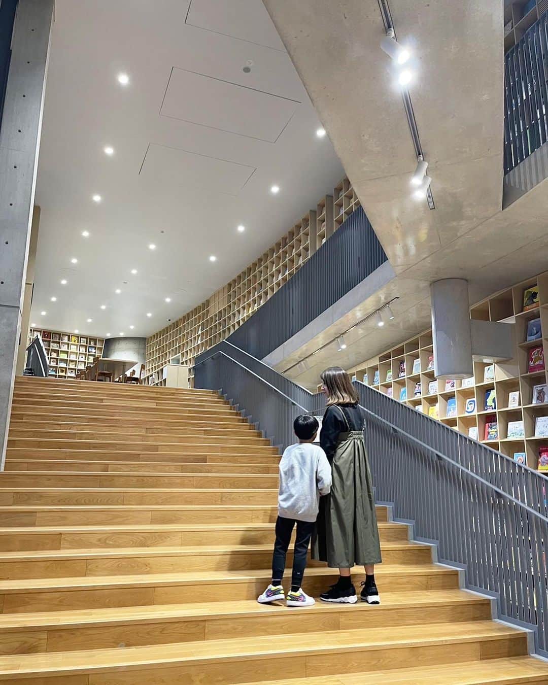 奥田順子さんのインスタグラム写真 - (奥田順子Instagram)「こども本の森📚 安藤忠雄さん建築の図書館。 予約必須入れ替え制で90分🕛あっという間でした  コーナー別なので、あかちゃんコーナーでは、4ヶ月の娘にぴったりの絵本がたくさん。手をバタバタして喜んでました！  また絵本を堪能しに行こう‼︎ #子連れ神戸#安藤忠雄建築 #こども本の森神戸 #神戸子連れお出かけスポット」11月27日 22時33分 - okuda_junko