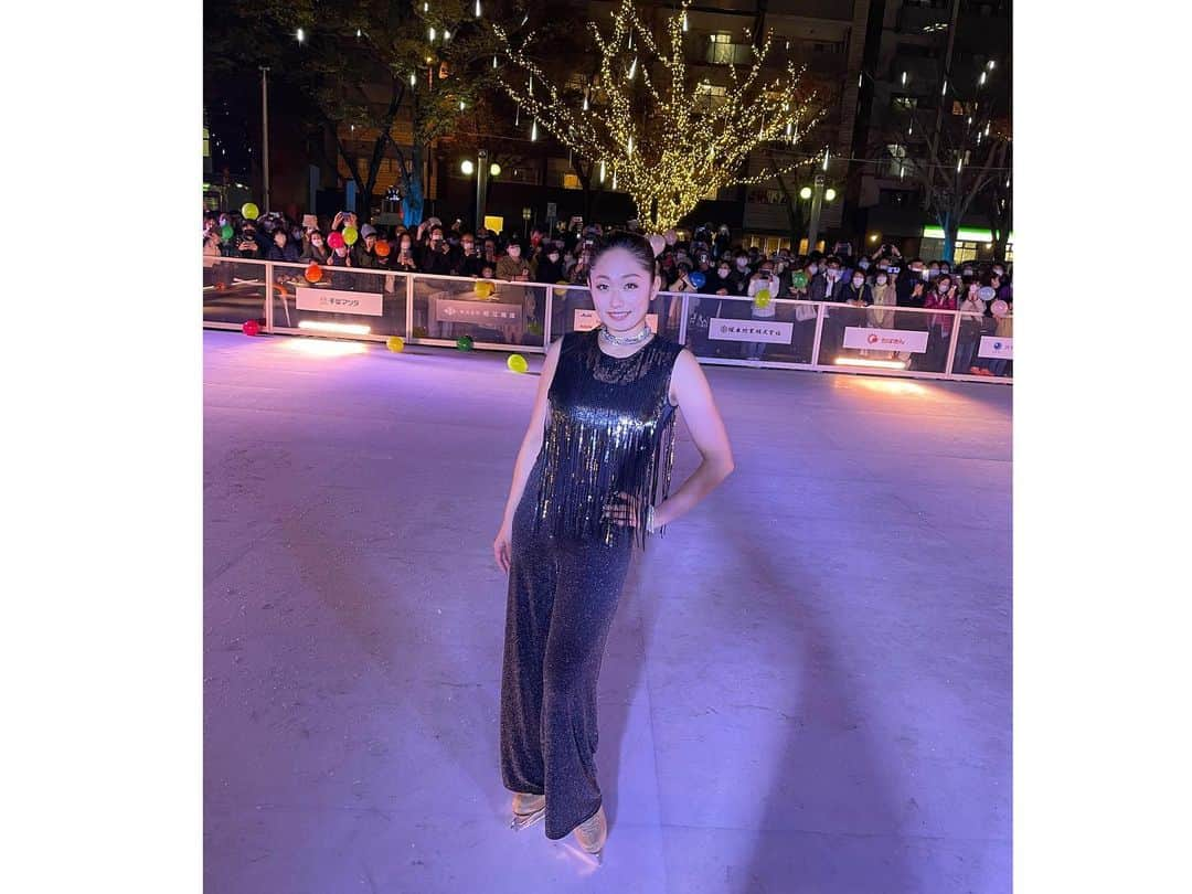 安藤美姫さんのインスタグラム写真 - (安藤美姫Instagram)「⛸️🖤⛸️🖤⛸️🖤⛸️ YORU MACHI Opening Ceremony  in Chiba Japan ⛸️🖤⛸️🖤⛸️🖤⛸️  YORU MACHIオープニングスペシャルアンバサダーとして オープニングセレモニー／パレード／イルミネーションの点灯式/スケーティングファッションショーに出演させて頂きました⛸️🖤⛸️🖤✨🖤⛸️🖤⛸️  本当に沢山の方が足を運んで下さりとても嬉しかったです😌✨💕  リンクは樹脂で作られたリンクになっているので初心者の方向けのリンクです👌👌👌 是非冬の思い出を作ってみては？？？  今回このような機会を頂き 本当にありがとうございました🙇🏻‍♀️  イベント関係や運営スタッフの皆様 ファッションショーの服提供をしてくださったブランド関係の方々 共演させて頂いたスケーターの皆様 本当にありがとうございました😌✨💕  #yorumachi  #yorumachiパレード  #yorumachiオープニングセレモニー  #yorumachiスケートリンク  #yorumachiフィギュアスケーティング  #スケーティングファッションショー #安藤美姫  #mikiando」11月27日 23時43分 - miki_m_ando0403