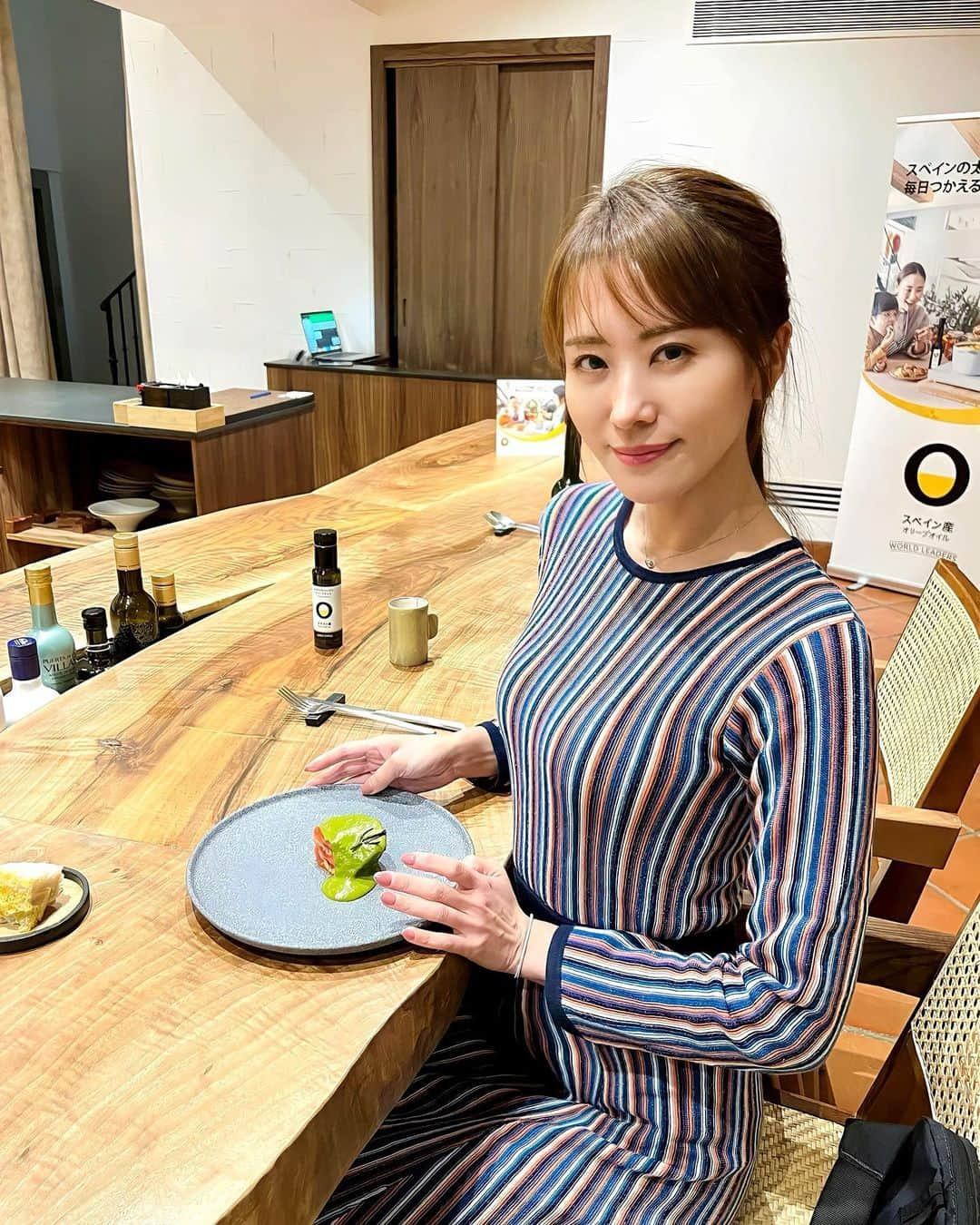 佐野真彩さんのインスタグラム写真 - (佐野真彩Instagram)「16世紀のルネッサンス様式のサンフランシスコ小修道院内にあるレストラン🏫  @vandelvira_restaurante へ🍴  街自体が世界遺産に認定されていて、昔の歴史的な建物内に"今"のお店や住居がある光景がヨーロッパならではで珍しく また素晴らしいなと感じました。  お食事の方はというと、 オリーブオイルとヨーロッパの伝統的なお料理が中心ですが、途中 私たちが馴染みのある"和の食材"が登場したり、一見イカのお刺身かな？と思い口に入れると生ハムの味がしたり（スワイプしてお料理写真をみてね）😳💥視覚・味覚共に楽しめとても美味しかったです😋  それにしても、オリーブオイルってこんなに色々使えるんですね🫒 コメントで"オリーブオイルって日本で言うと七味唐辛子のように身近なものなのですね"といただいていましたが、ナイスコメントで、使える＆栄養もあるから素晴らしいなと感じました👏スペイン産オリーブオイル、もっと使っていこうっと☺️  スペインの方ってフレンドリーで優しいですね。オープンキッチンのカウンター席でとても楽しい時間が過ごせました。  @oliveoilsspainjp @aceitesolivaes  #oliveoilfromspain #spanishoiliveoil #spain #spanishproduct #healthylifestyle #triptospain #スペイン産オリーブオイル　#スペイン　#スペイン旅行　#vandelvira #スペインレストラン　#スペイングルメ　#サンフランシスコ小修道院」11月28日 0時44分 - sano.maya