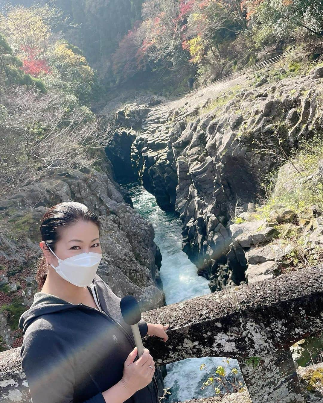 岡安弥生さんのインスタグラム写真 - (岡安弥生Instagram)「迫力の美しい絶景❗️高所恐怖症の私は足を震わせながらも、幻想的で神秘的な世界にどっぷり浸ってしまいました✨ あら、オーブ？😳 #高千穂峡#絶景#パワースポット#幻想的#神秘的#迫力すごい#切り立った断崖#峡谷#雄大#澄んだ空気#天孫降臨#オーブ#神話#宮崎」11月28日 1時50分 - yayoin3