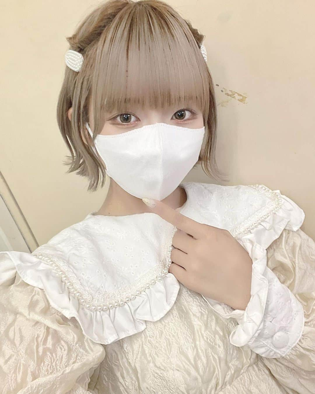 香月杏珠さんのインスタグラム写真 - (香月杏珠Instagram)「・ ・ ・ マスク盛れショット😷^･·̫･̥ฅ♡  プライベートでは、ハイトーンだし、カラコン入れてるし、メイクもバッチリだからグラビアのオフショの時とギャップすごいよね🫢🫢  どっちも可愛いって好きって言って^ ̳>𖥦< ̳^♡笑🙏🏻🙏🏻」11月28日 5時15分 - anjyu_neko